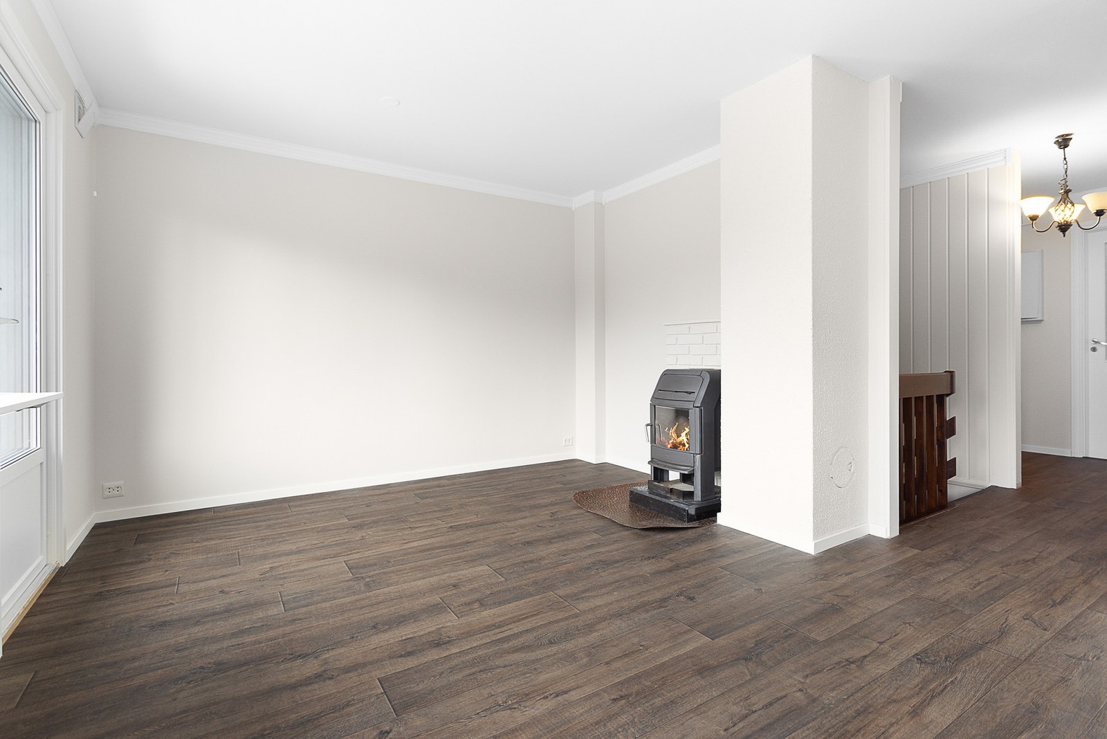 Det er montert vedovn i stueområdet. Galleribilde