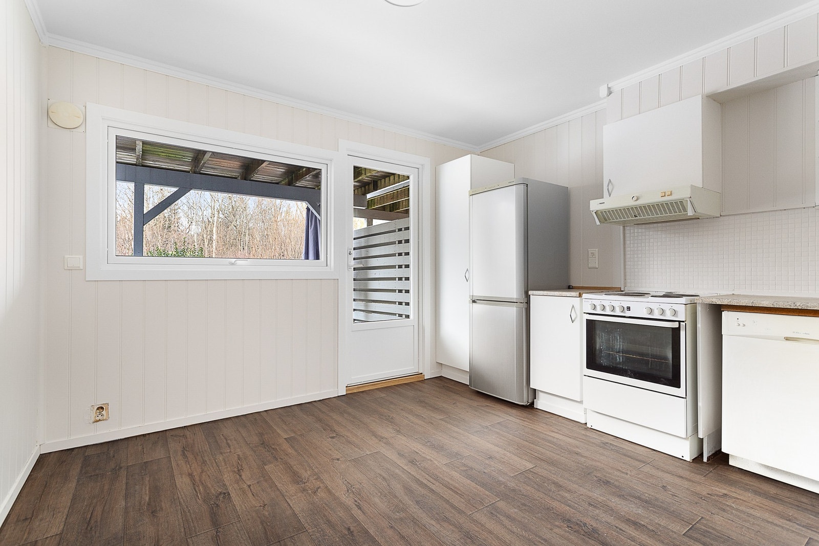 Kjøkken har god plass til spisekrok og utgang til delvis overbygget terrasse Galleribilde