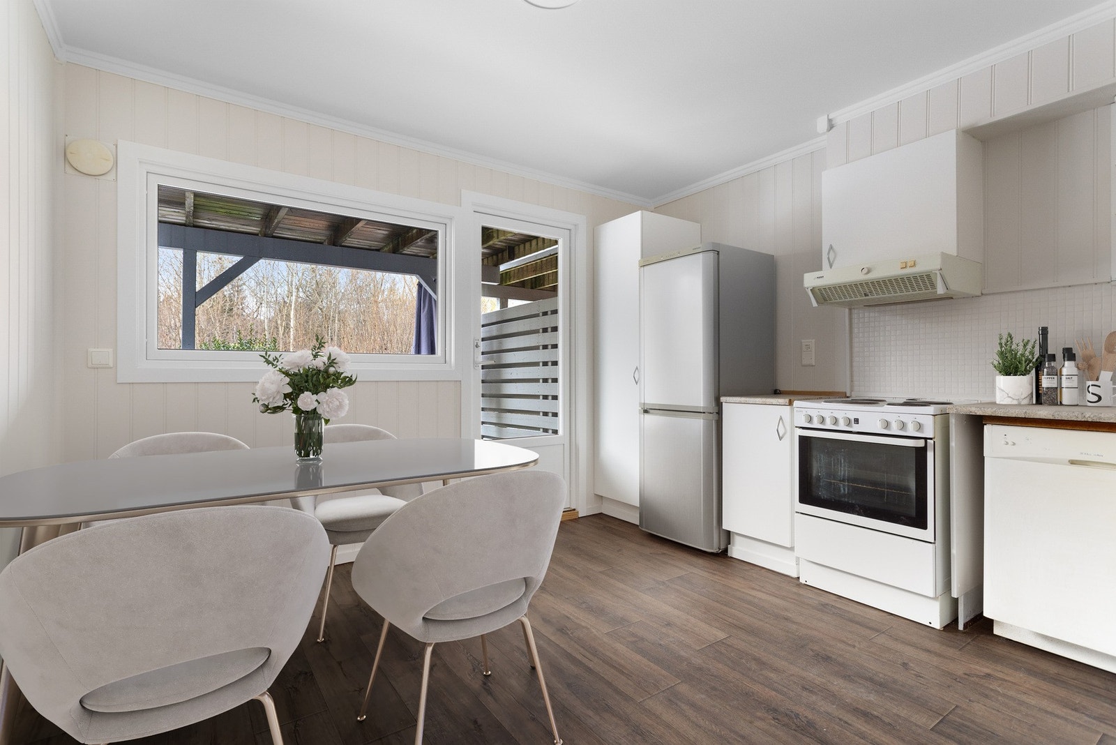 Kjøkkeninnredning har godt med benke- og skapplass og hvitevarer medfølger. Koselig spisekrok ved kjøkkenvindu og utgang til markterrasse. (Bildet er digital stylet) Galleribilde