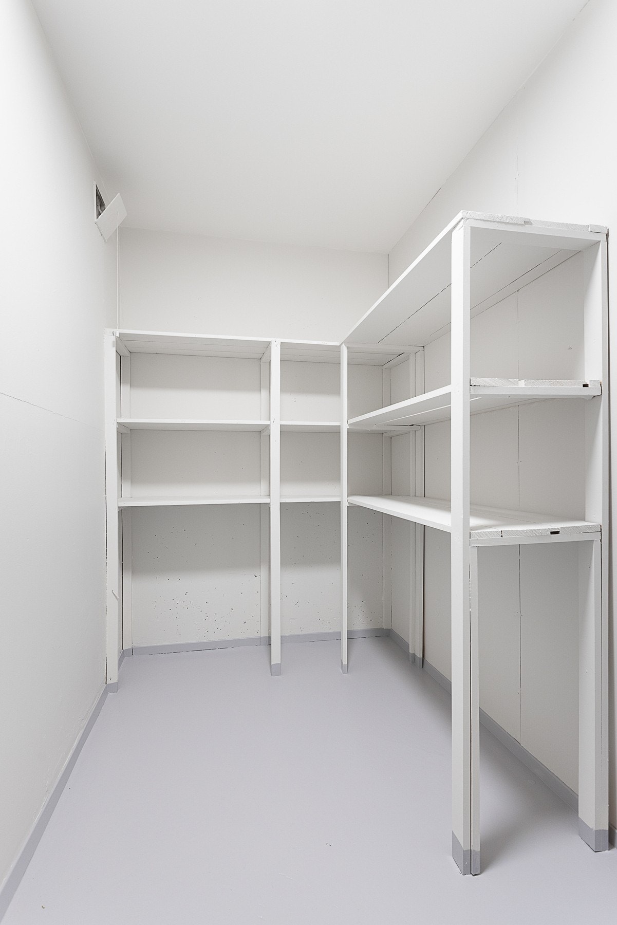 Det er to boder i underetasjen med god plass til lagring. Galleribilde