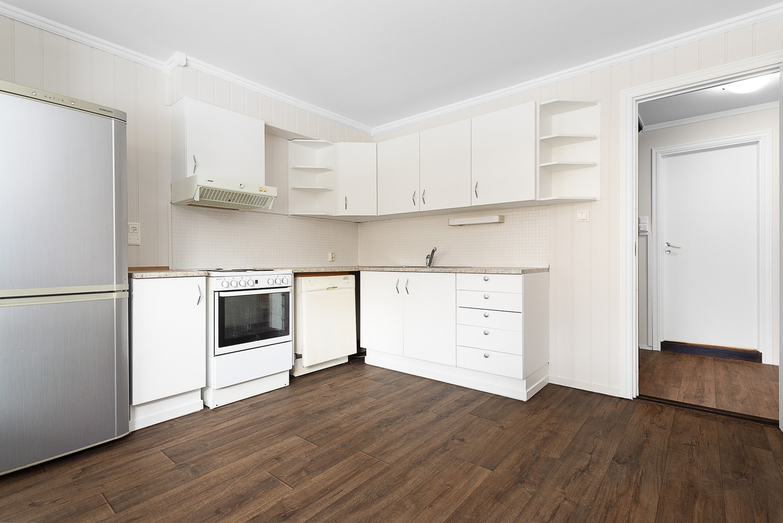 Hvitevarer på kjøkken består av bla. komfyr med stekeovn, kjøleskap med frysedel og oppvaskmaskin. Galleribilde