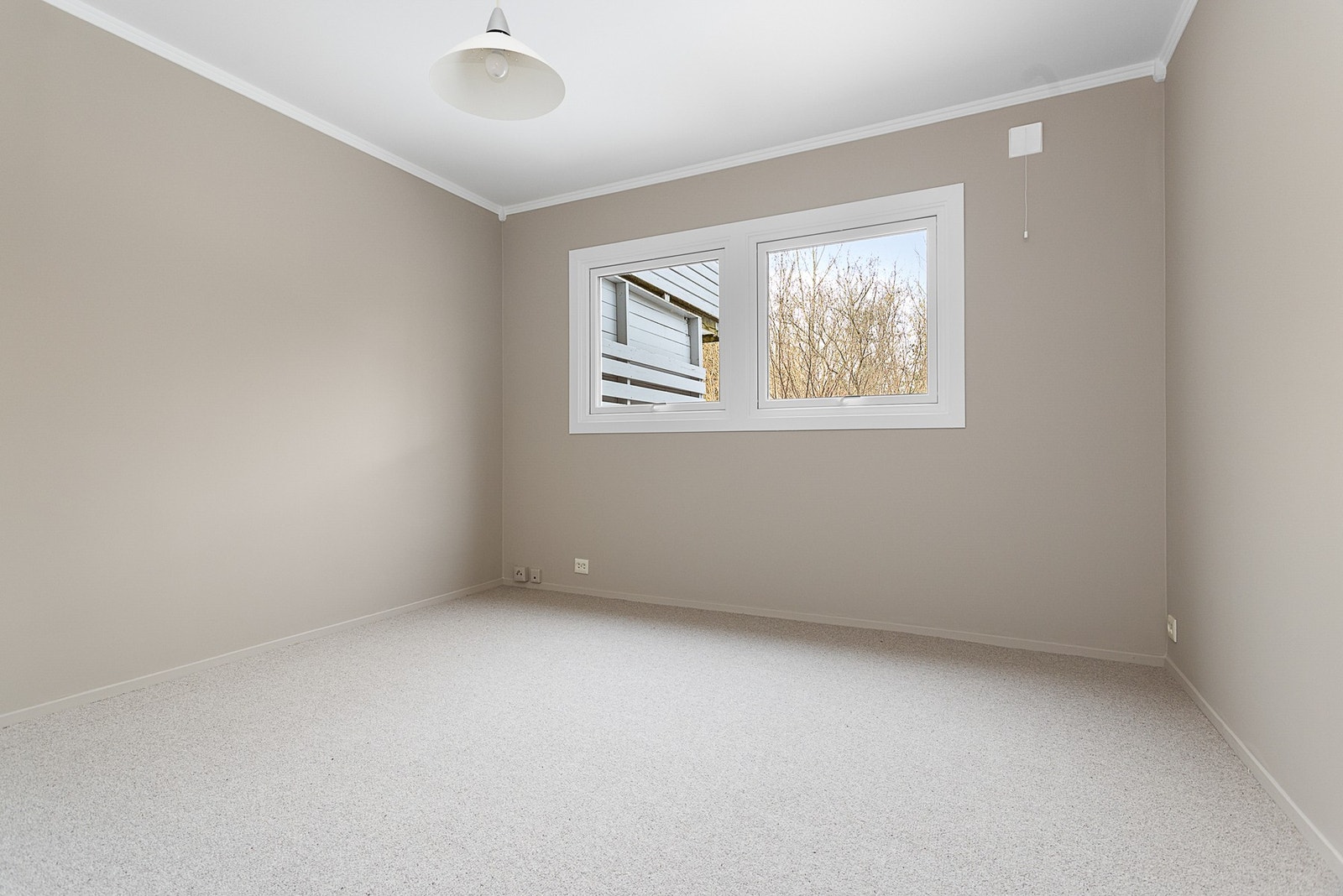 Soverom nr.2 ligger i boligens underetasje og har plass til dobbeltseng og garderobeskaper. Galleribilde