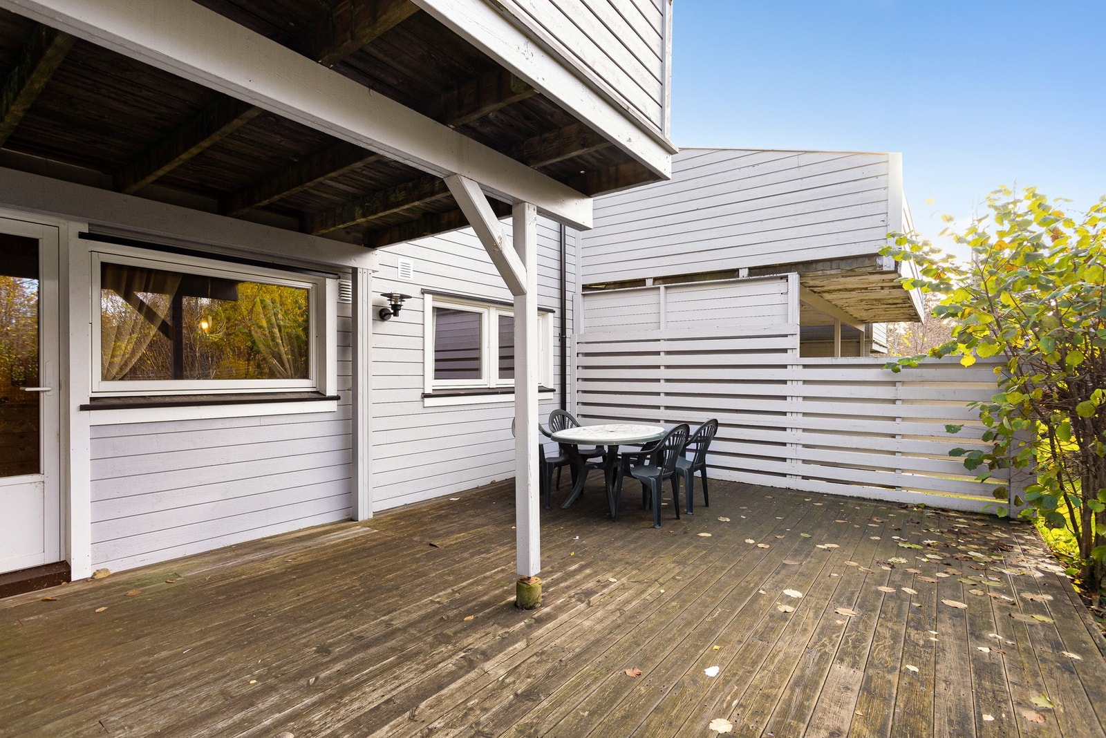 Terrassen ligger vestvendt og gir gode solforhold gjennom dagen. Galleribilde