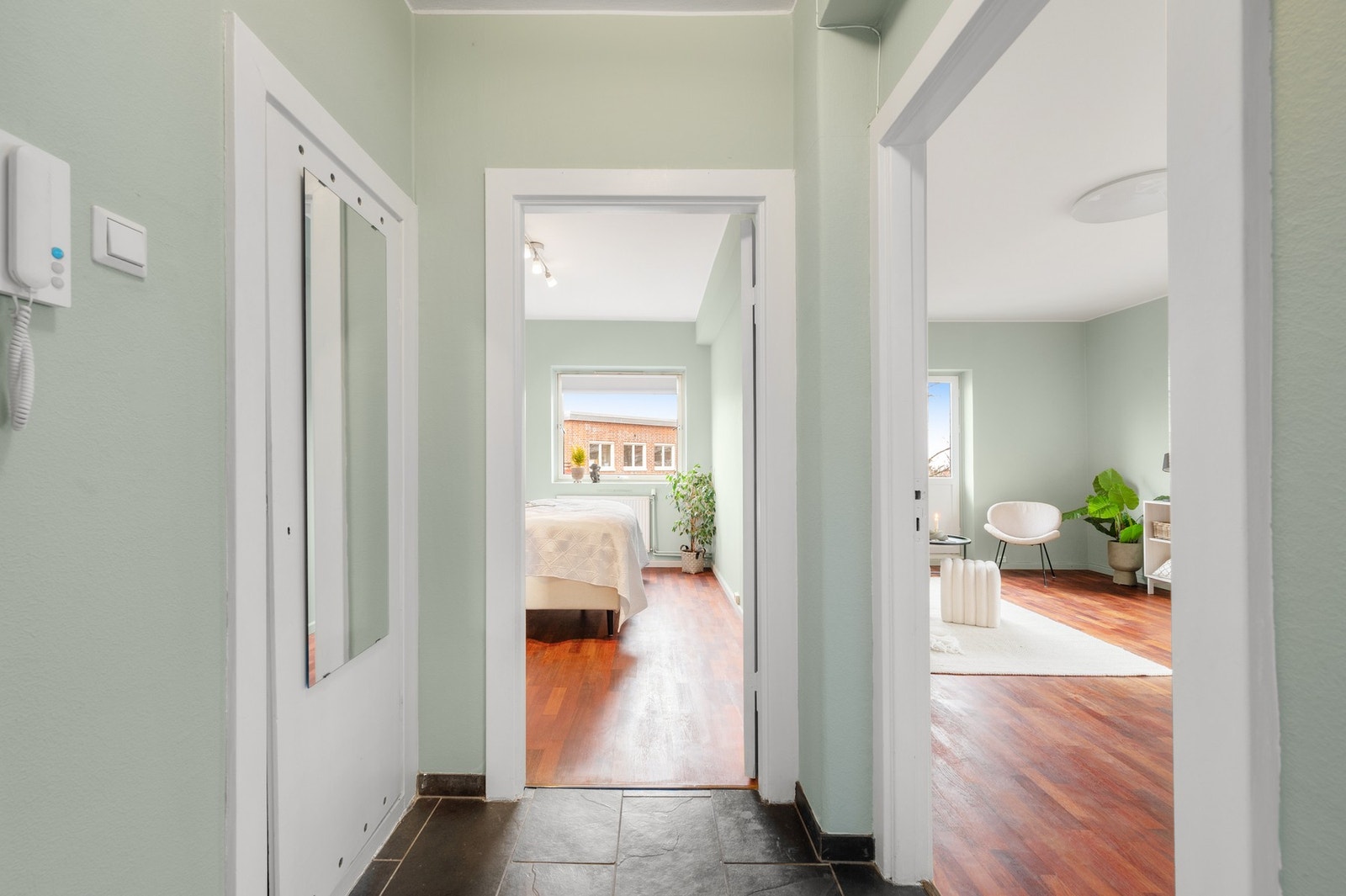 Alle rommene bindes sammen i entréen. Fra entréen er det inngang til en praktisk innvendig bod. D Galleribilde