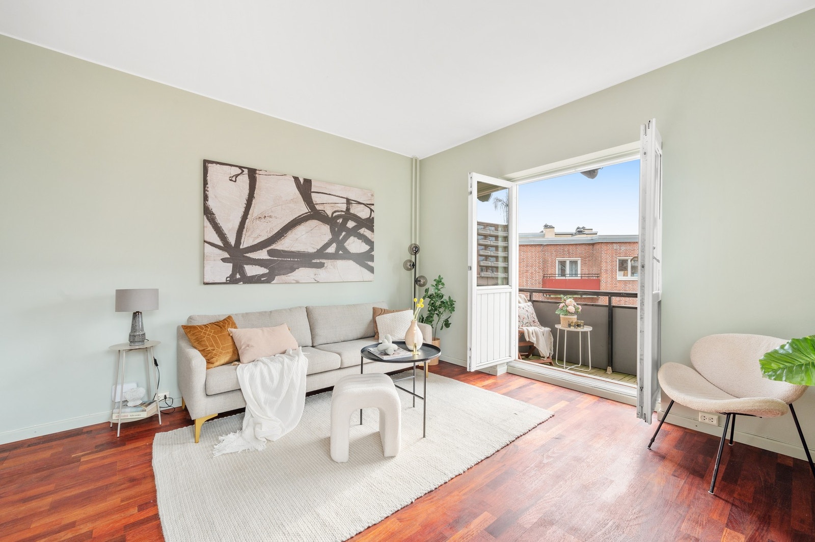 Leiligheten har fyring, varmtvann og fibernett inkludert i felleskostnadene. Galleribilde