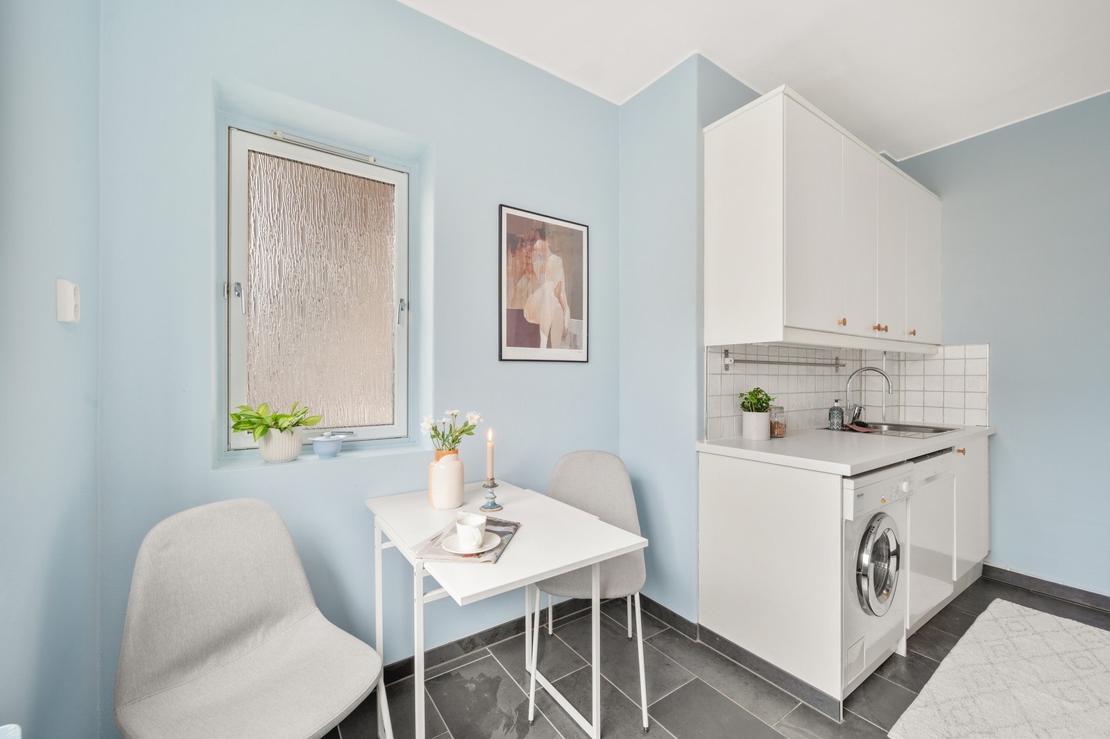 Naturlig sone for frokostbord på kjøkkenet. Galleribilde