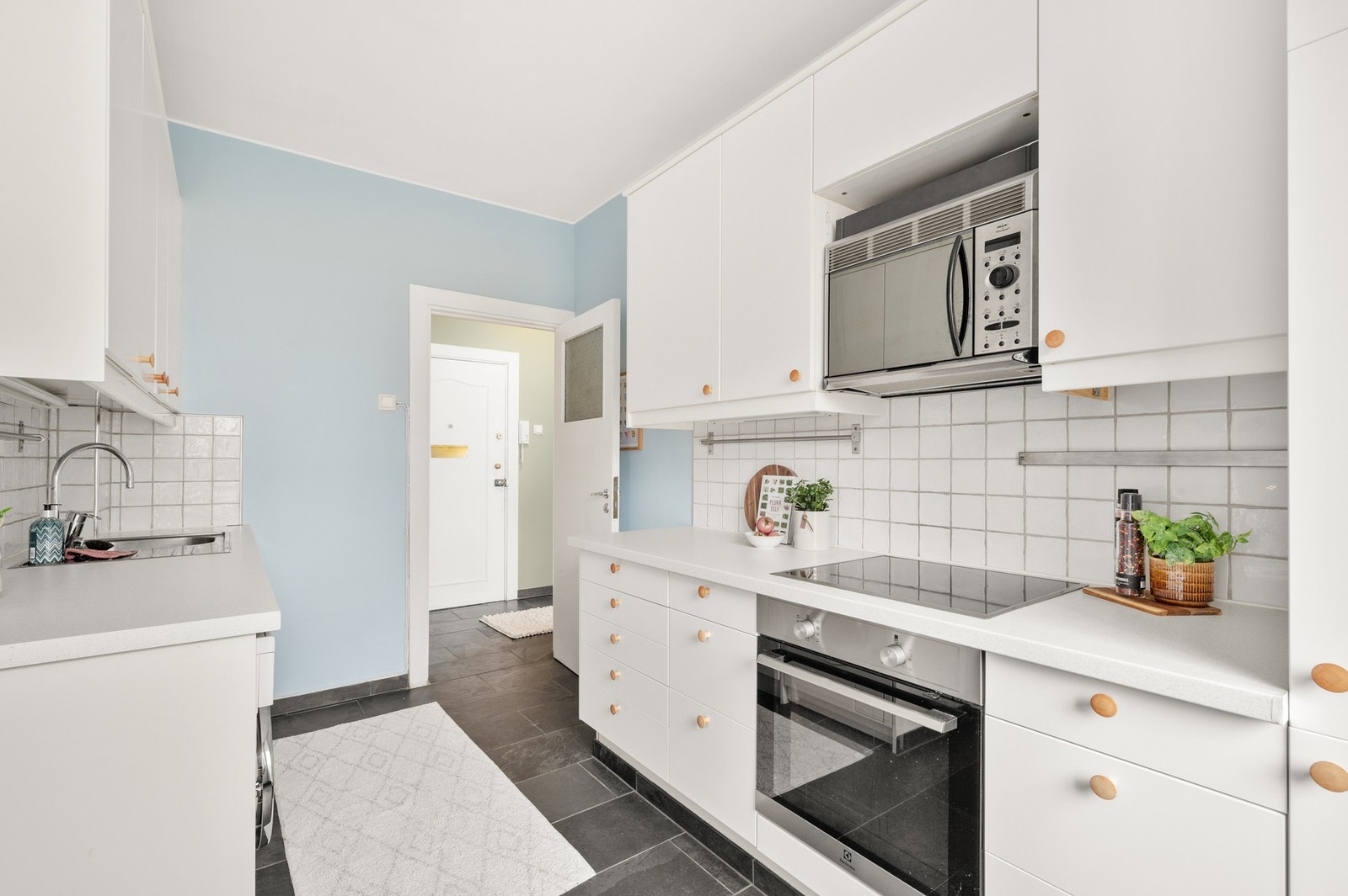 Kjøkkenet har godt med skap- og benkeplass.
Det er forøvrig også gulvvarme på både kjøkken og i entré - deilig! Galleribilde