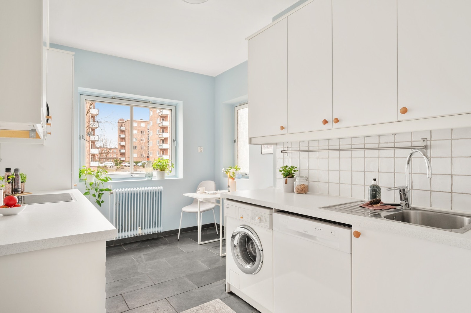 Kjøkkenet er praktisk plassert i et separat rom. Galleribilde