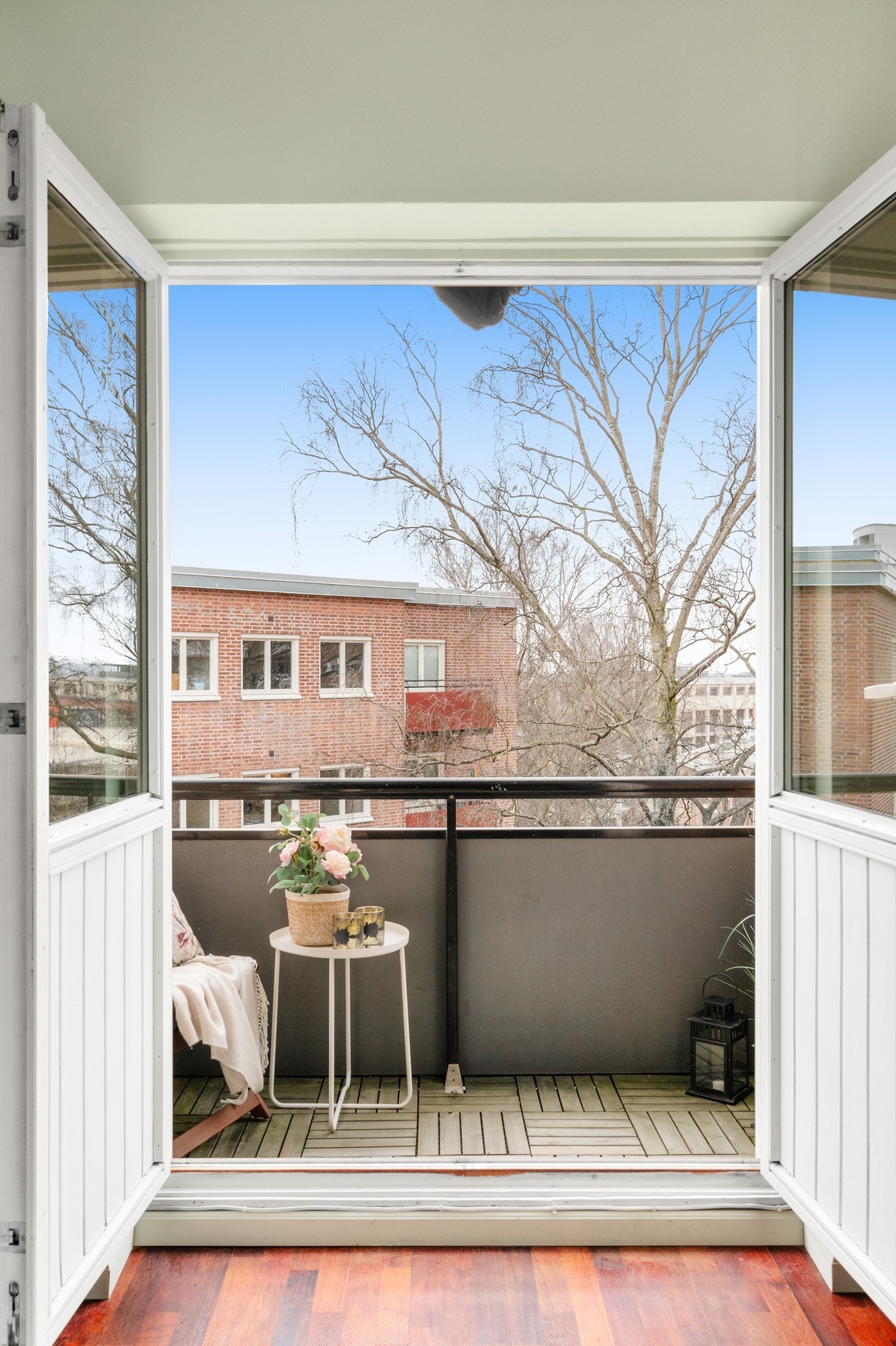 Flotte, doble dører som gjør balkongen til en naturlig forlengelse av stuen. Galleribilde