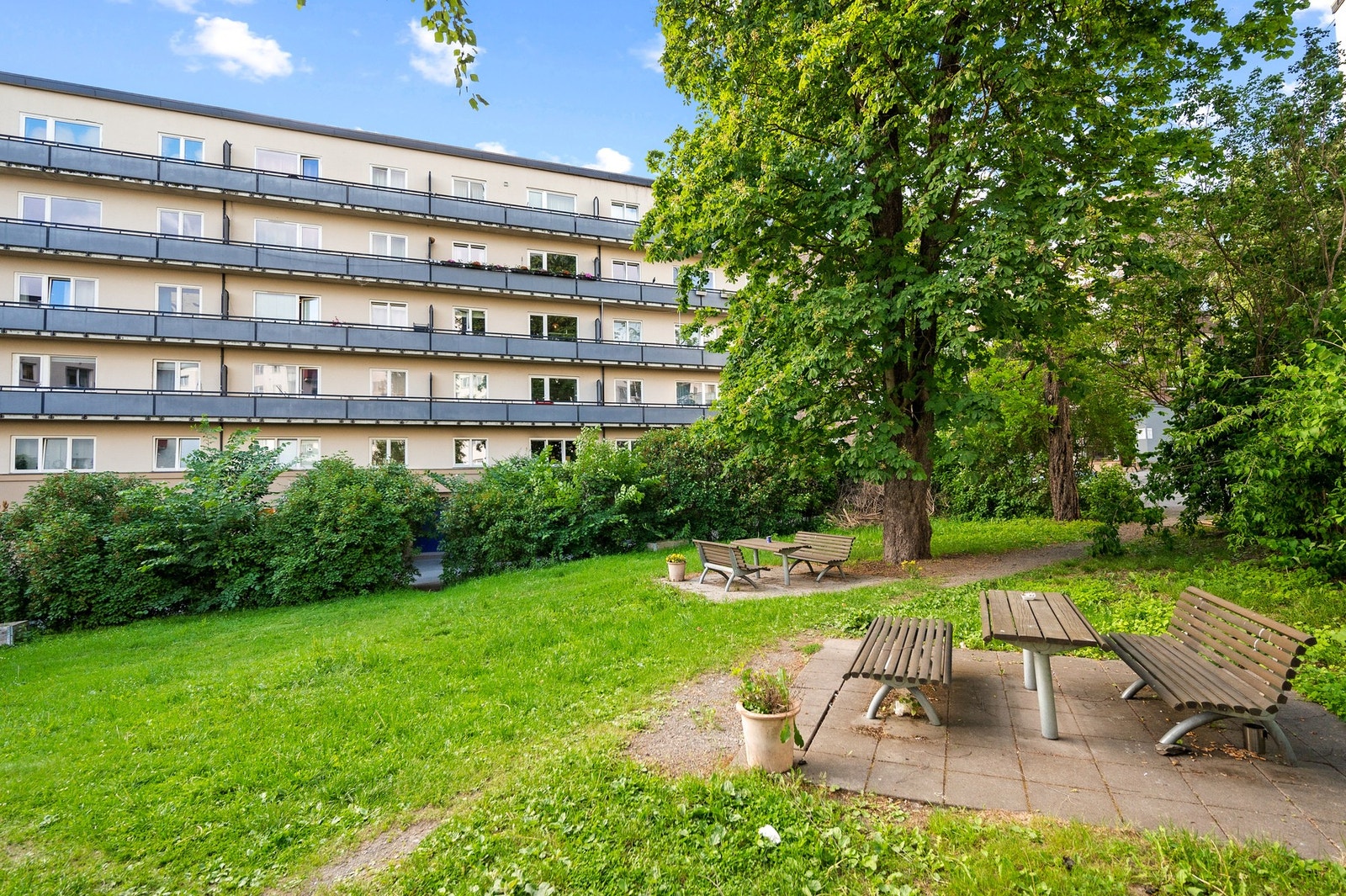 Fellesområdet er pent opparbeidet med sittegrupper og grøntareal. Galleribilde