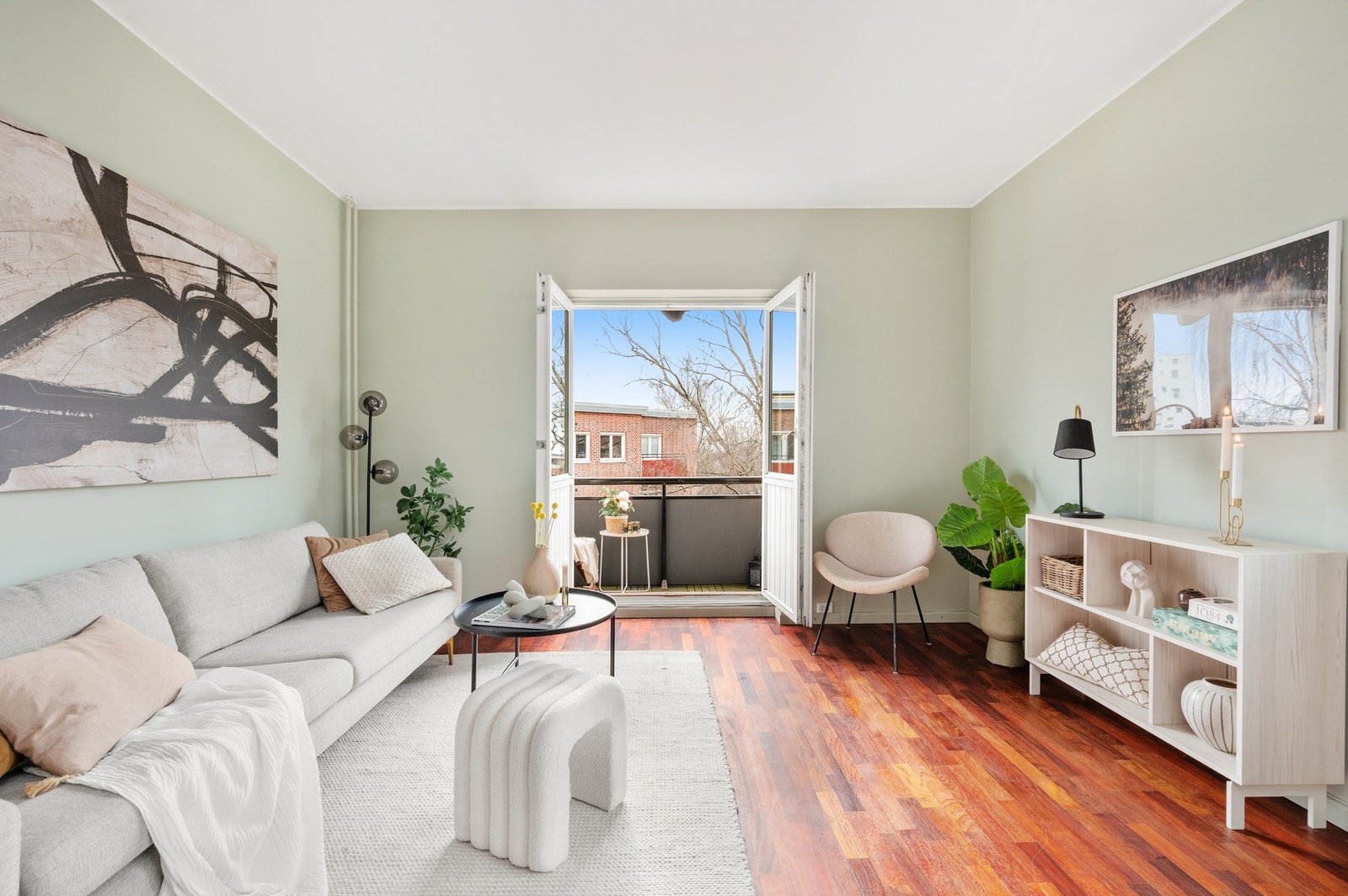 Velkommen til denne lyse og flotte 2(3)-roms endeleiligheten i Olaf Schous vei 1! Galleribilde