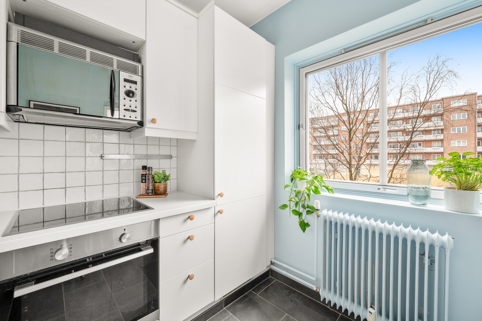 Kjøkkenet ble i 2023 oppgradert med nye fronter og benkeplater, samt ny komfyr, platetopp og vask/armatur ble byttet ut. Galleribilde