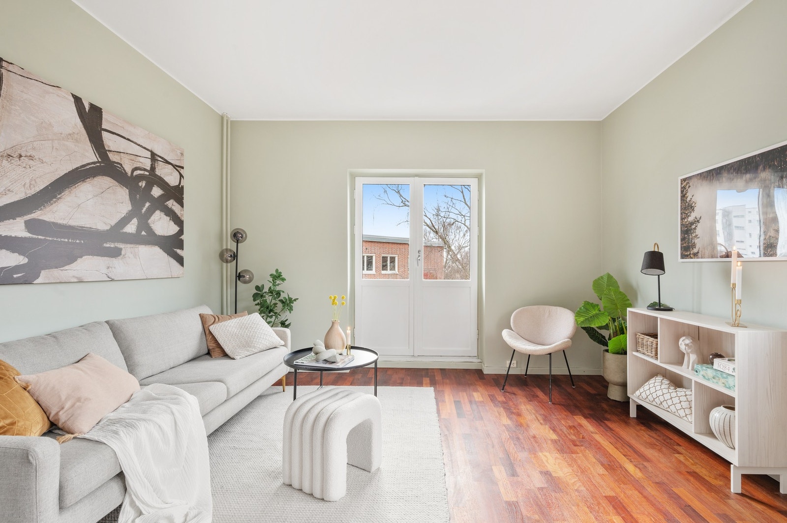 Her får du en leilighet med gode rom og store vindusflater som slipper lyset fint inn. Galleribilde