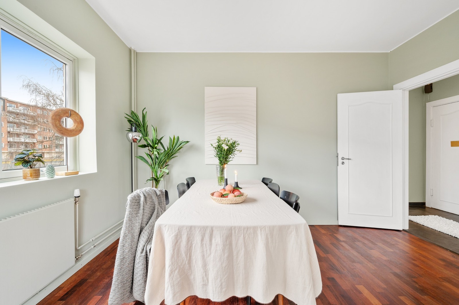 Det er god plass til et stort spisebord. Gulvene i stuen er oppgradert. Galleribilde