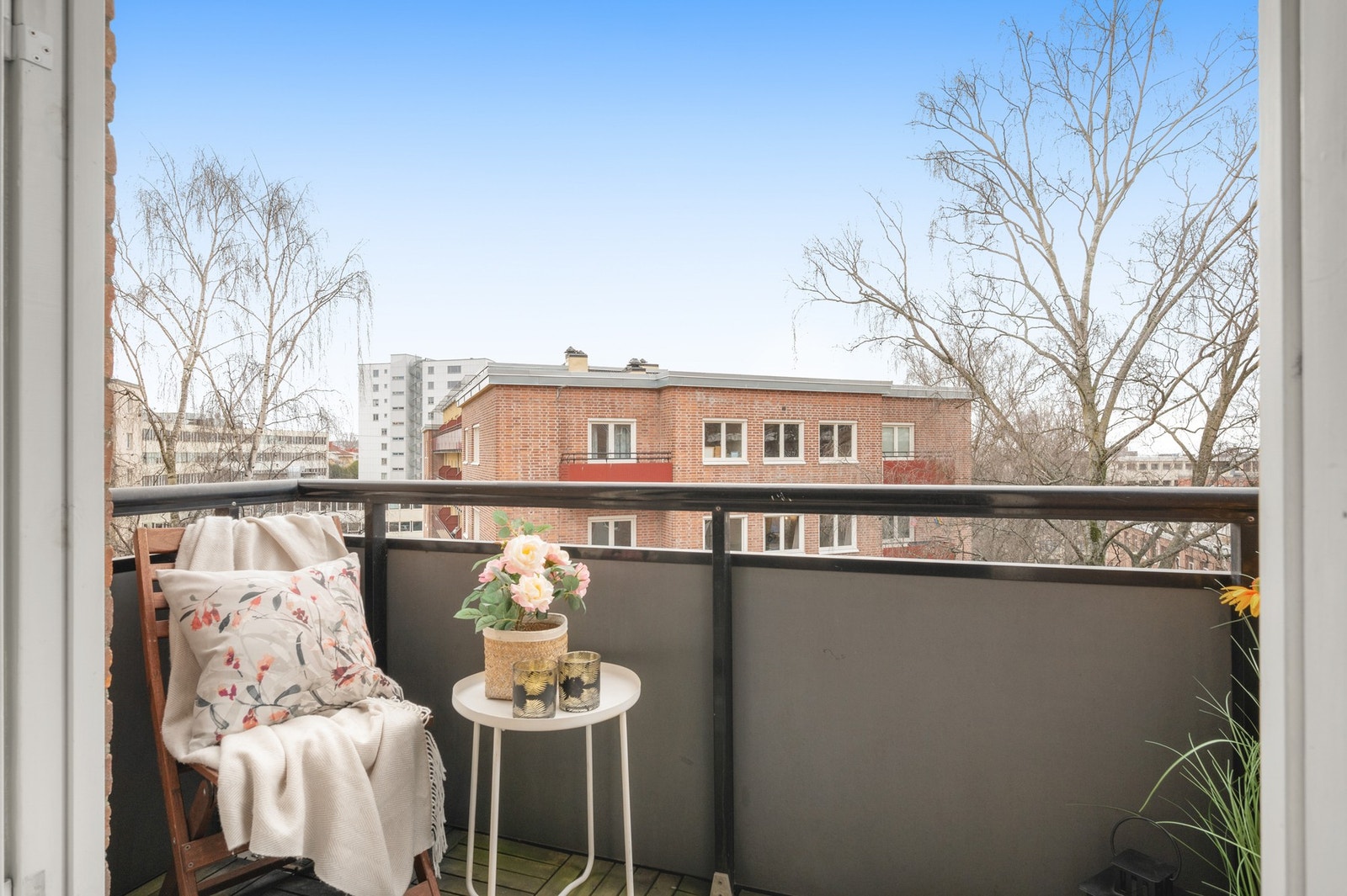 Balkong med gode solforhold. På sommeren kan du nyte solen fra formiddagen og helt til kvelden. Galleribilde