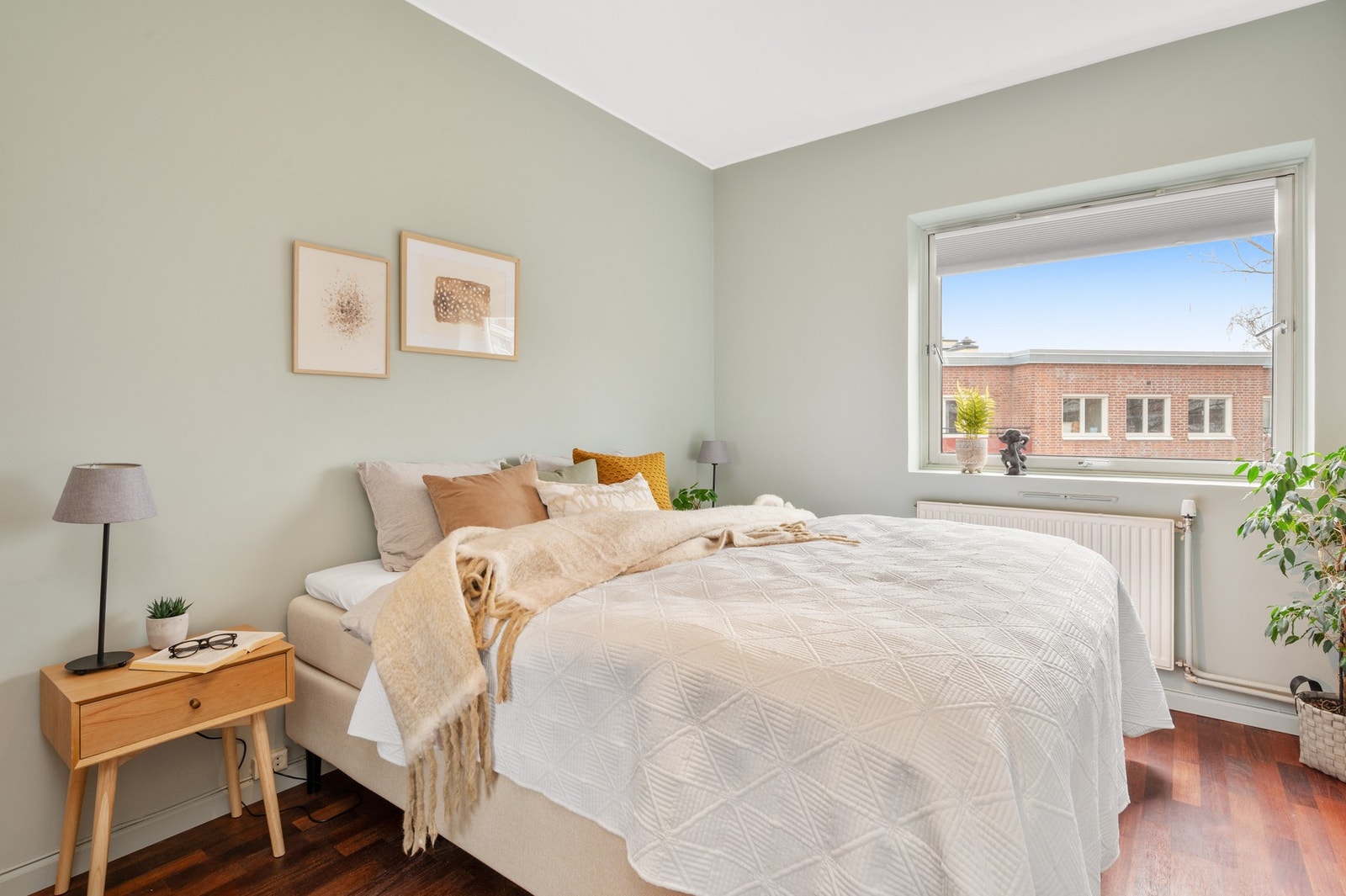 Soverom av god størrelse med plass til dobbeltseng og garderobeskap. Galleribilde