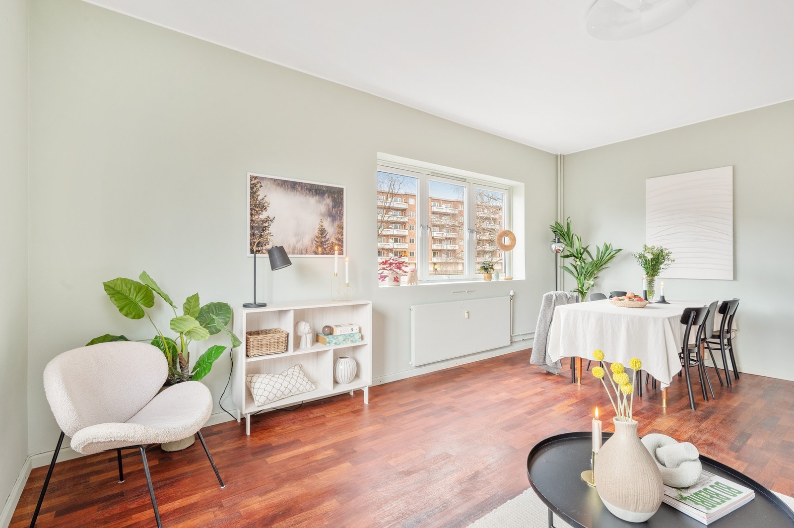 I stuen er det en naturlig sone for spisebord. Galleribilde