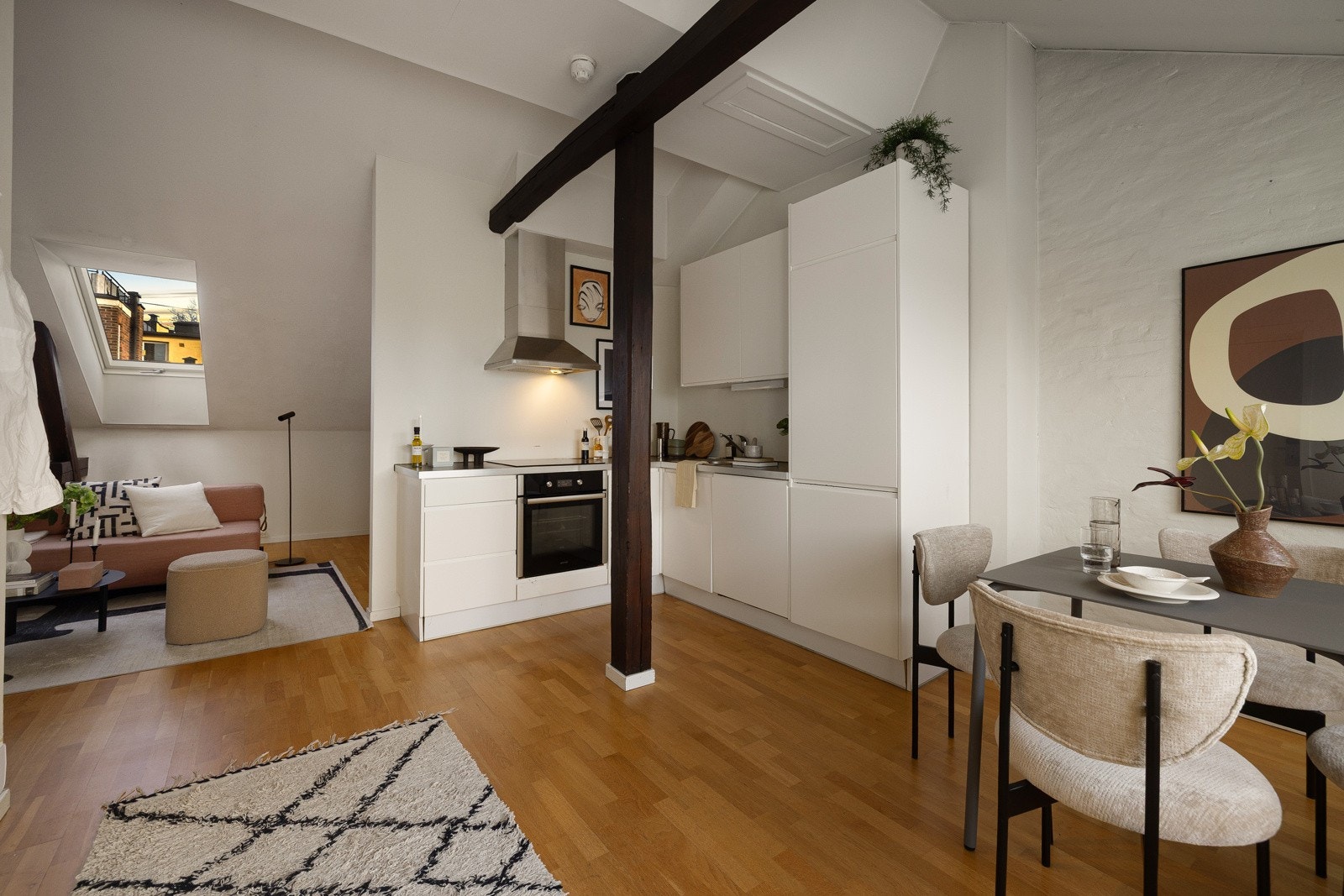 Kjøkken med slette fronter og mørklaminert benkeplate med nedfelt vaskekum i børstet stål. Galleribilde