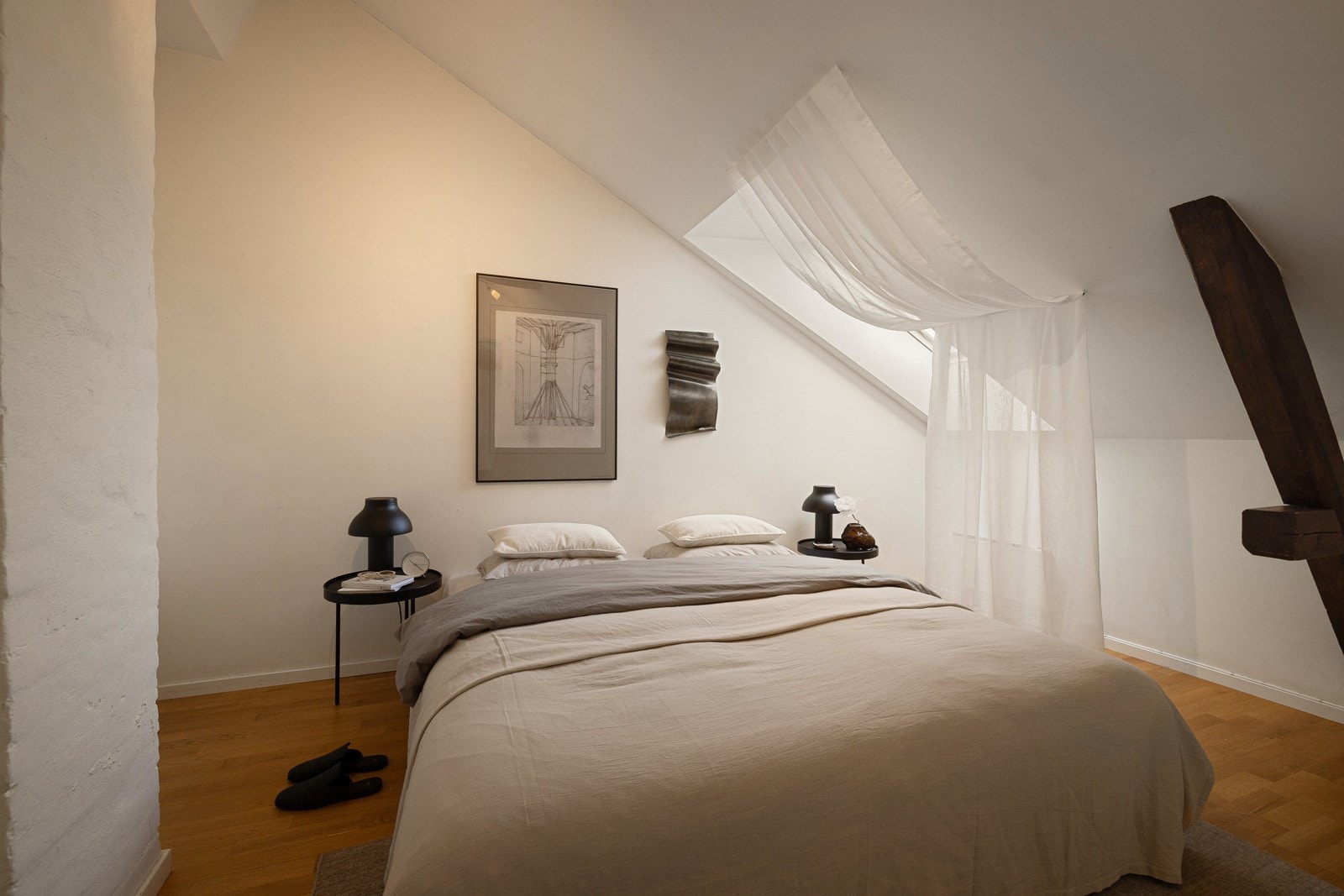 Soverommet er av god størrelse med plass til dobbeltseng og nattbord. Galleribilde