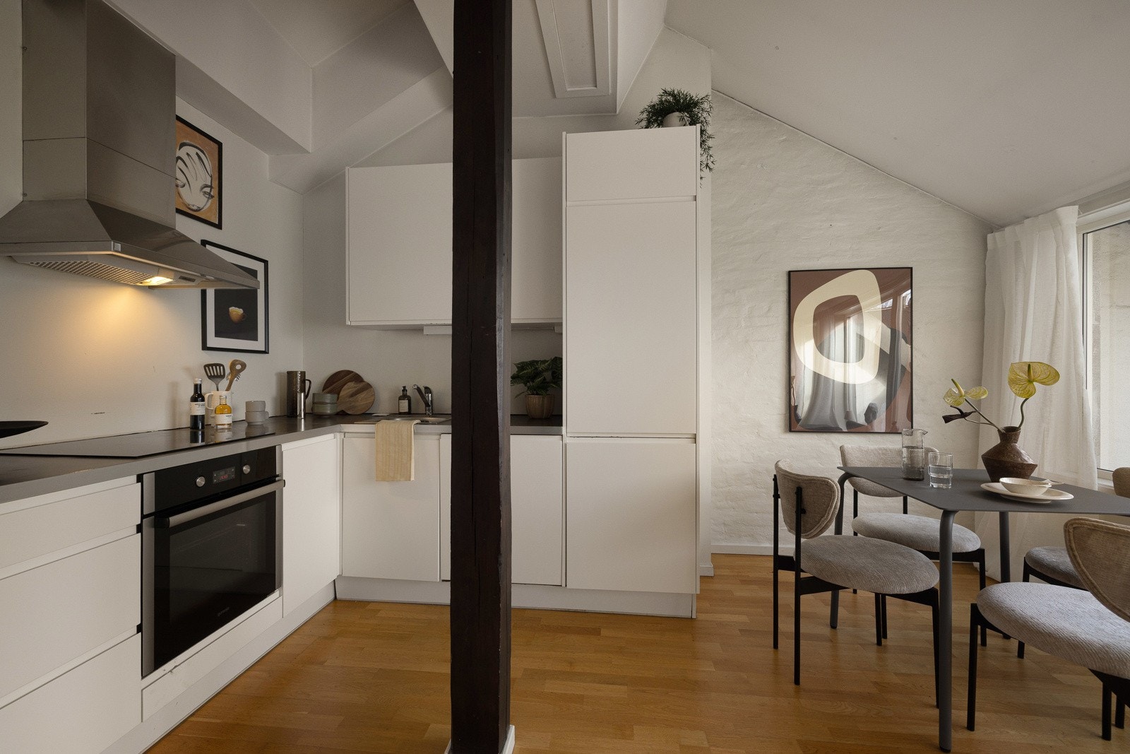 Kjøkkenet er utstyrt med mekanisk avtrekksvifte over stekesonen. Galleribilde