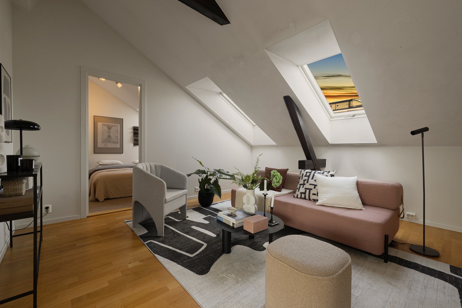 Hyggelig stue med store vindusflater som slipper inn rikelig med naturlig lys. Galleribilde