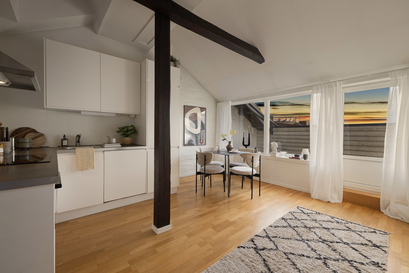 Store vindusflater som gir godt med lysinnslipp, og skaper en god atmosfære. Galleribilde