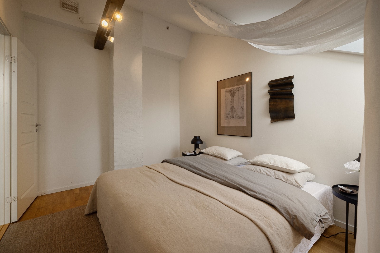 Det er videre plass til kommode/ klesskap. Galleribilde