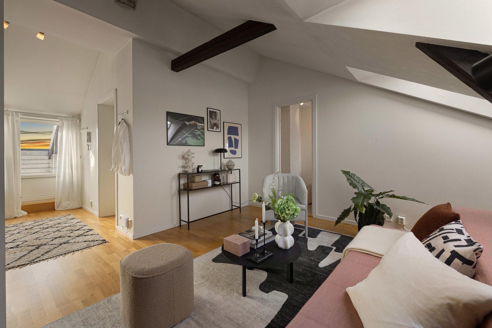 plass til sittegruppe, multimedia, spisestue og tilhørende møblement. Galleribilde