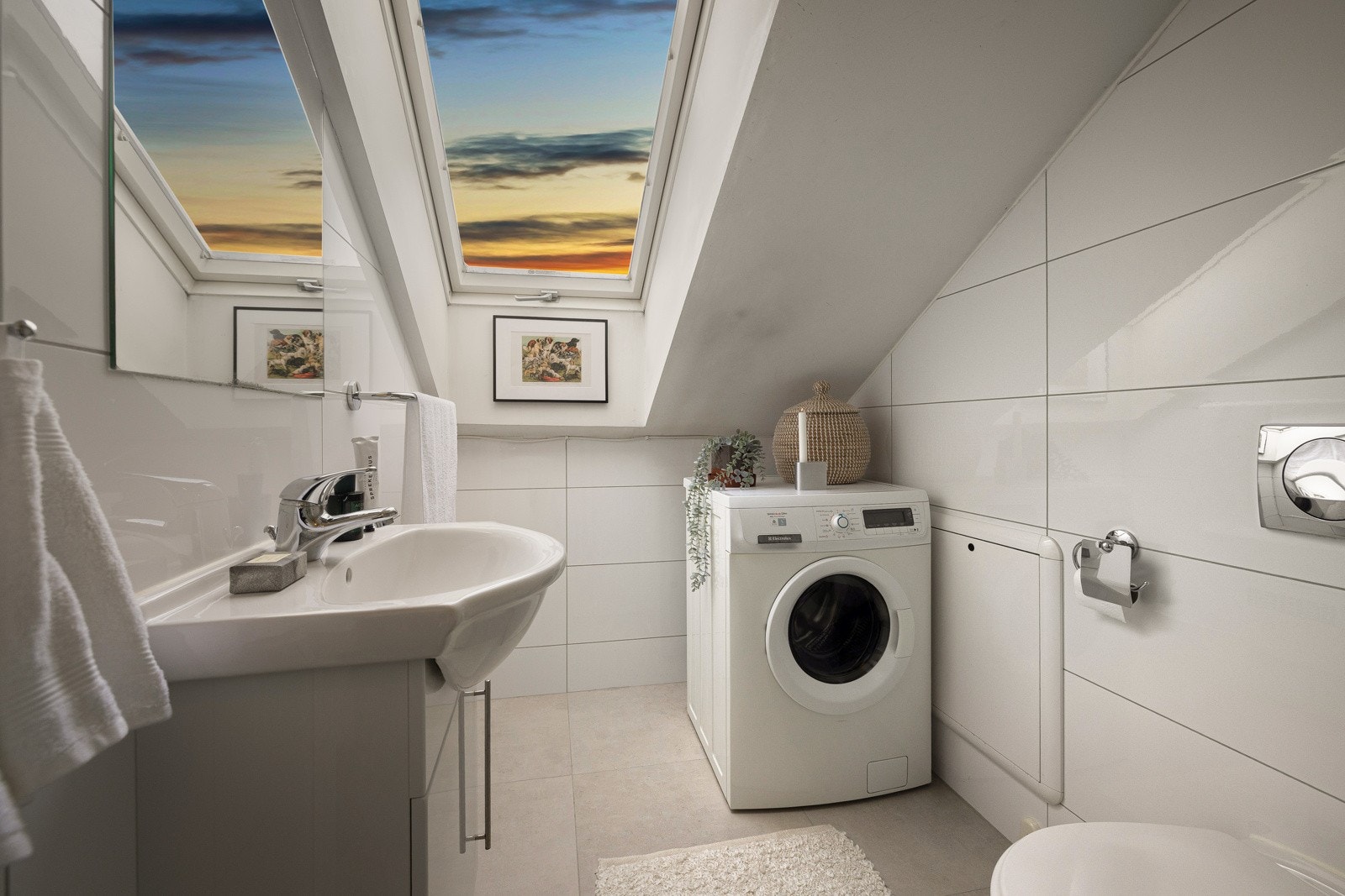 Badet er utstyrt med gulvvarme, mekanisk avtrekk og opplegg for vaskemaskin. Galleribilde