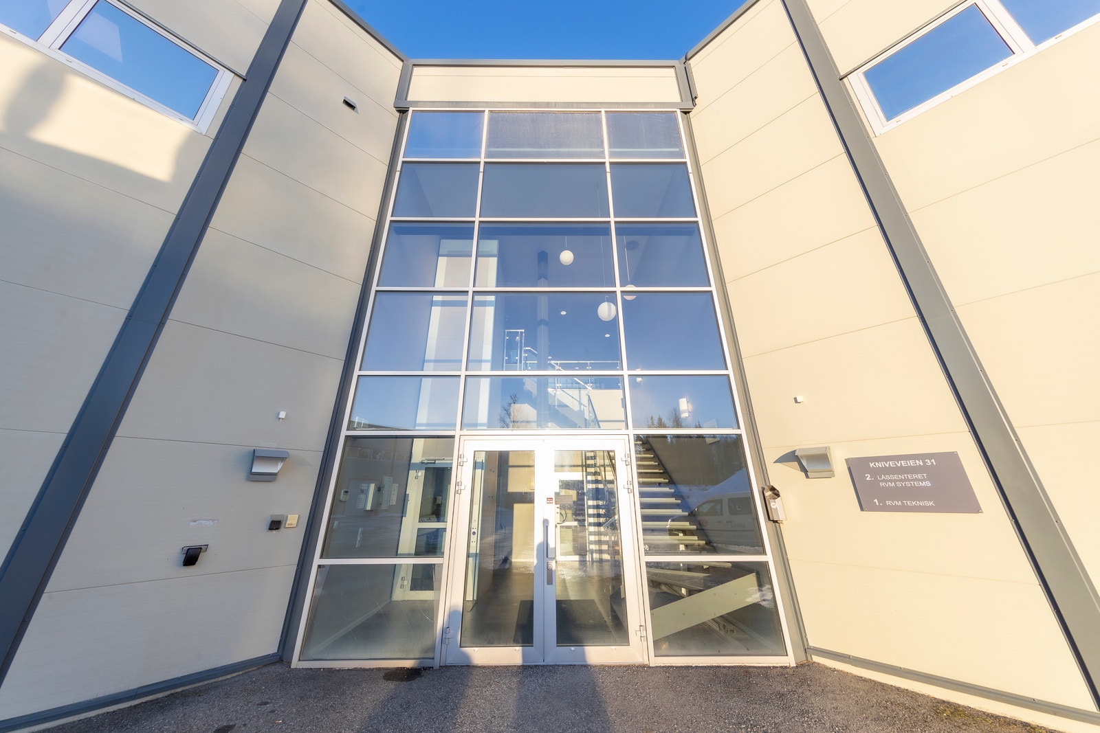 Eiendommens inngangsparti har store glassflater og rikelig med innlys Galleribilde