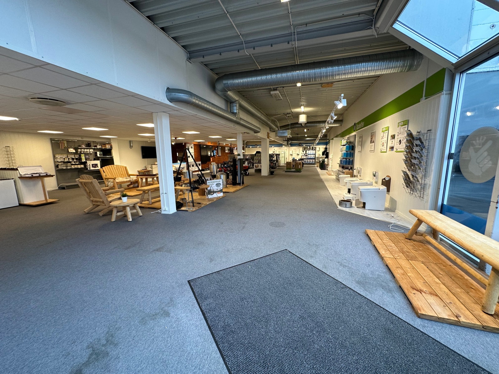 Lokalet inneholder stort åpent areal/butikk, kontor/møterom, bod/disponibelt rom, kjøkken, garderobe, dame og herre toalett, verksted og lager med kjøreport. Galleribilde