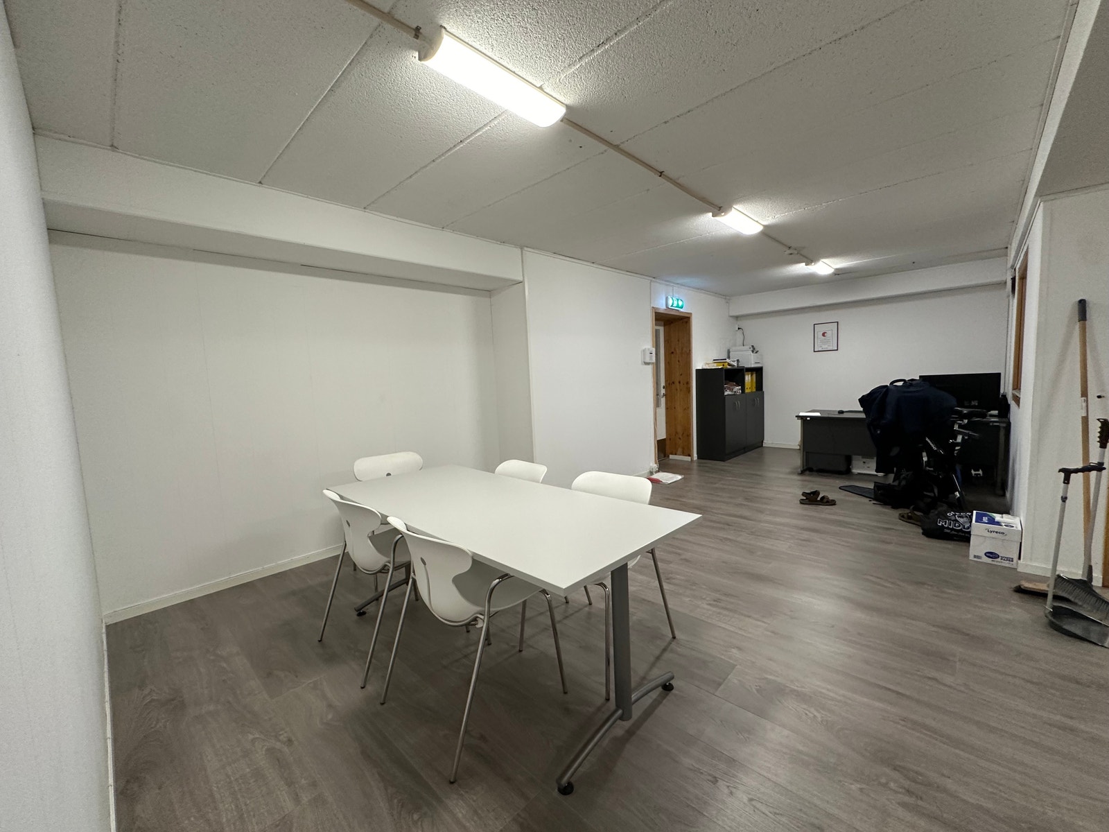 Kontor/møterom med dør ut til åpent areal/butikk. Galleribilde
