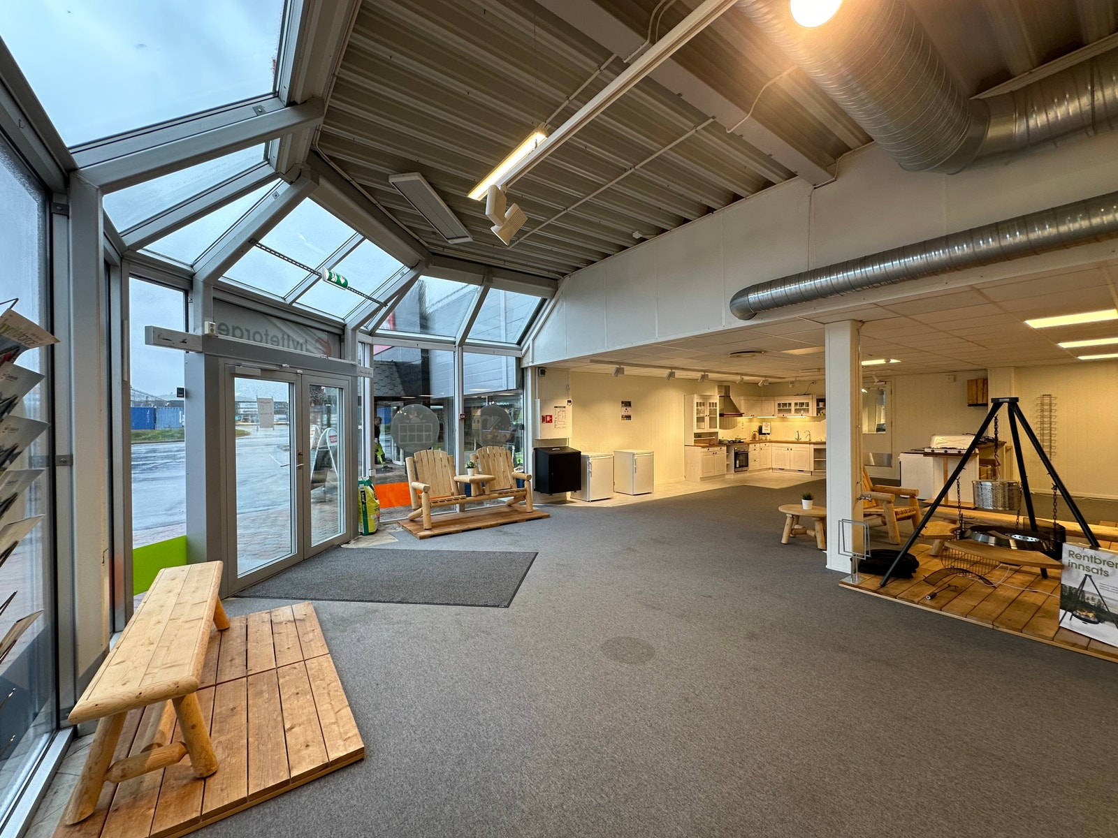 Inngangsparti med noe glass i taket Galleribilde