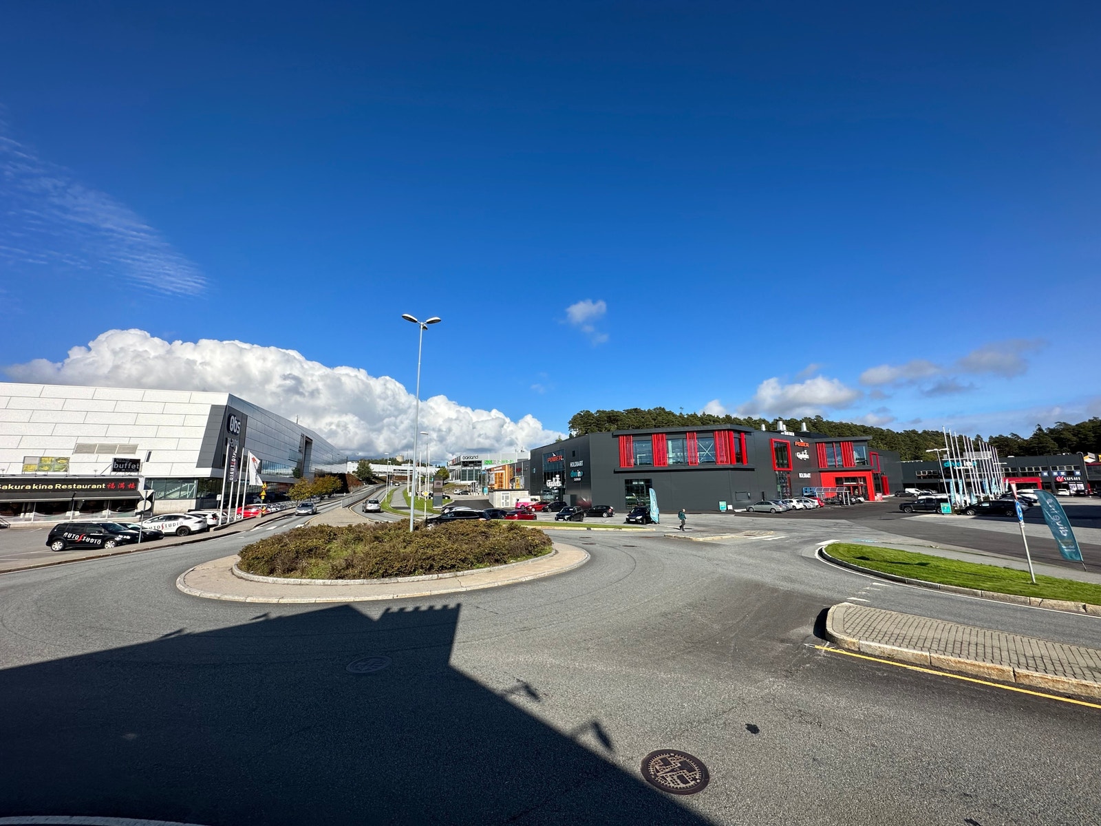 Nærmeste nabo til Sørlandssenteret, langs metro/busslinjen, med direkte adkomst til parkeringsplass fra rundkjøringen. Galleribilde