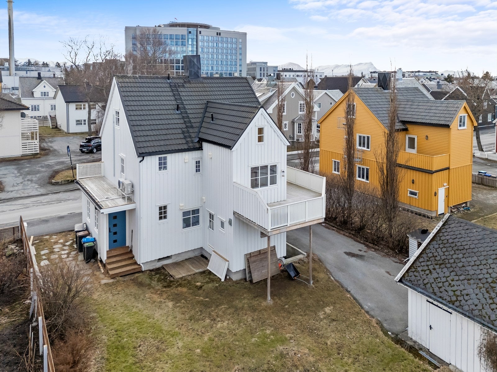 Hyggelig hageområde som er tilbaketrukket fra veien (nordsiden av boligen) Galleribilde