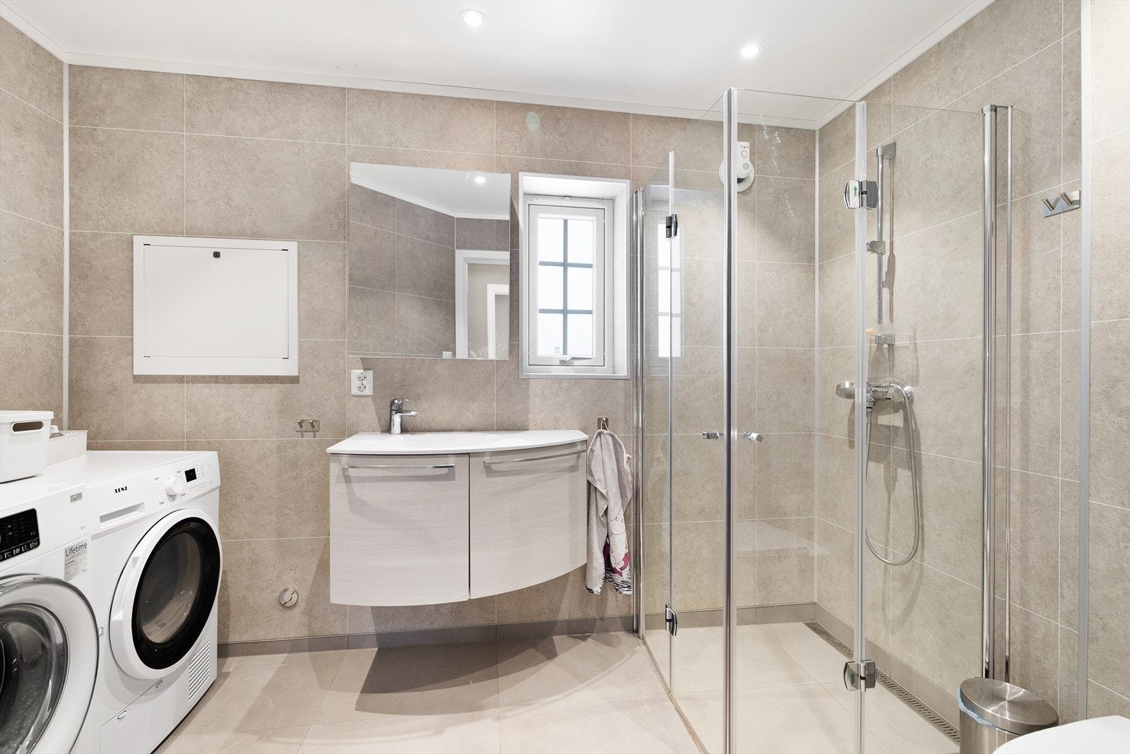 Badet ble oppgradert i 2019/2020 med flislagt gulv, elektriske varmekabler og vegger med baderomsplater - Rommet inneholder baderomsinnredning, veggmontert toalett, dusjhjørne og opplegg for vaskemaskin Galleribilde