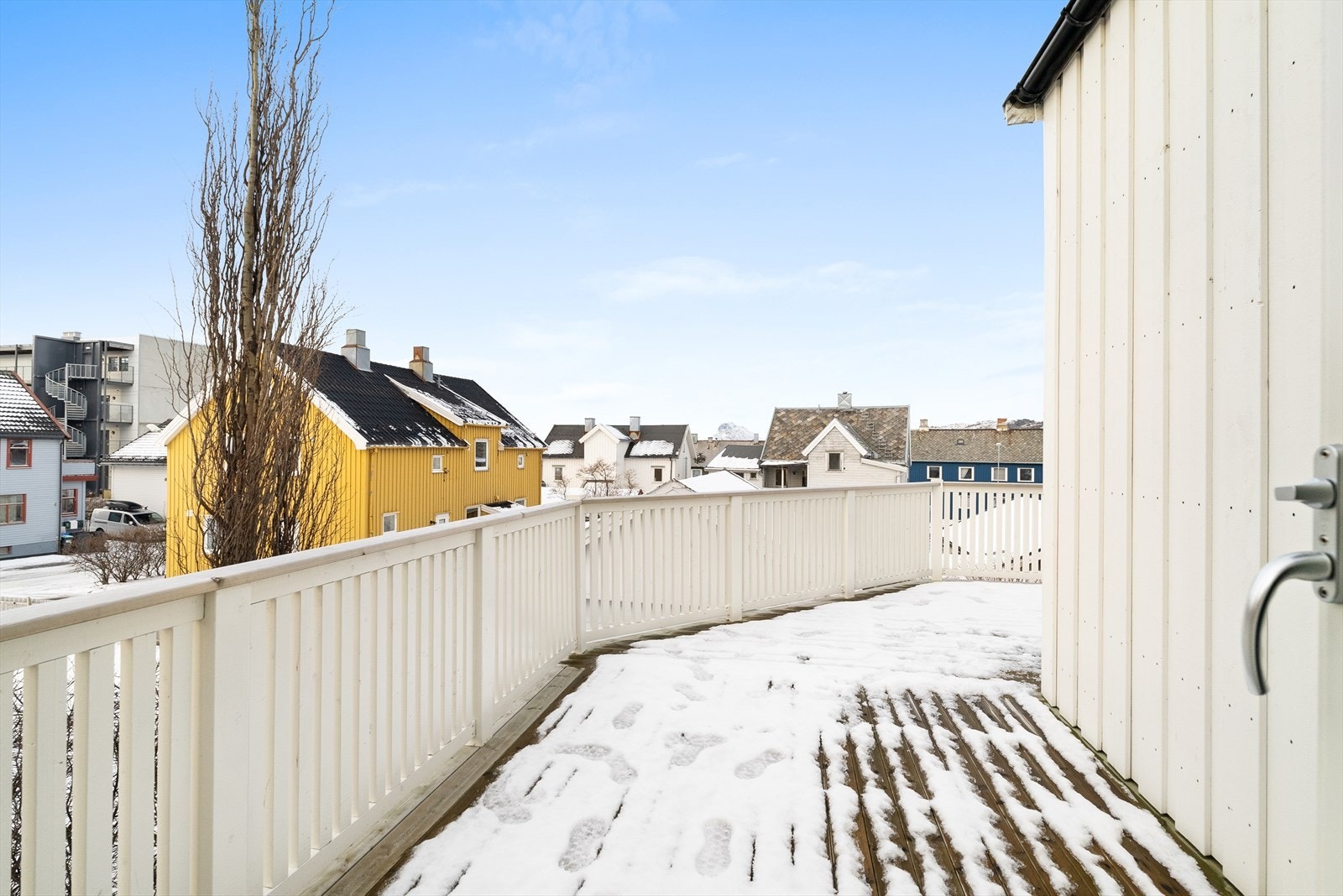 Utgang fra spisestuen til en romslig balkong vendt vekk fra gaten - Balkongen er oppført i 2021 og ikke søkt/byggemeldt til kommunen Galleribilde