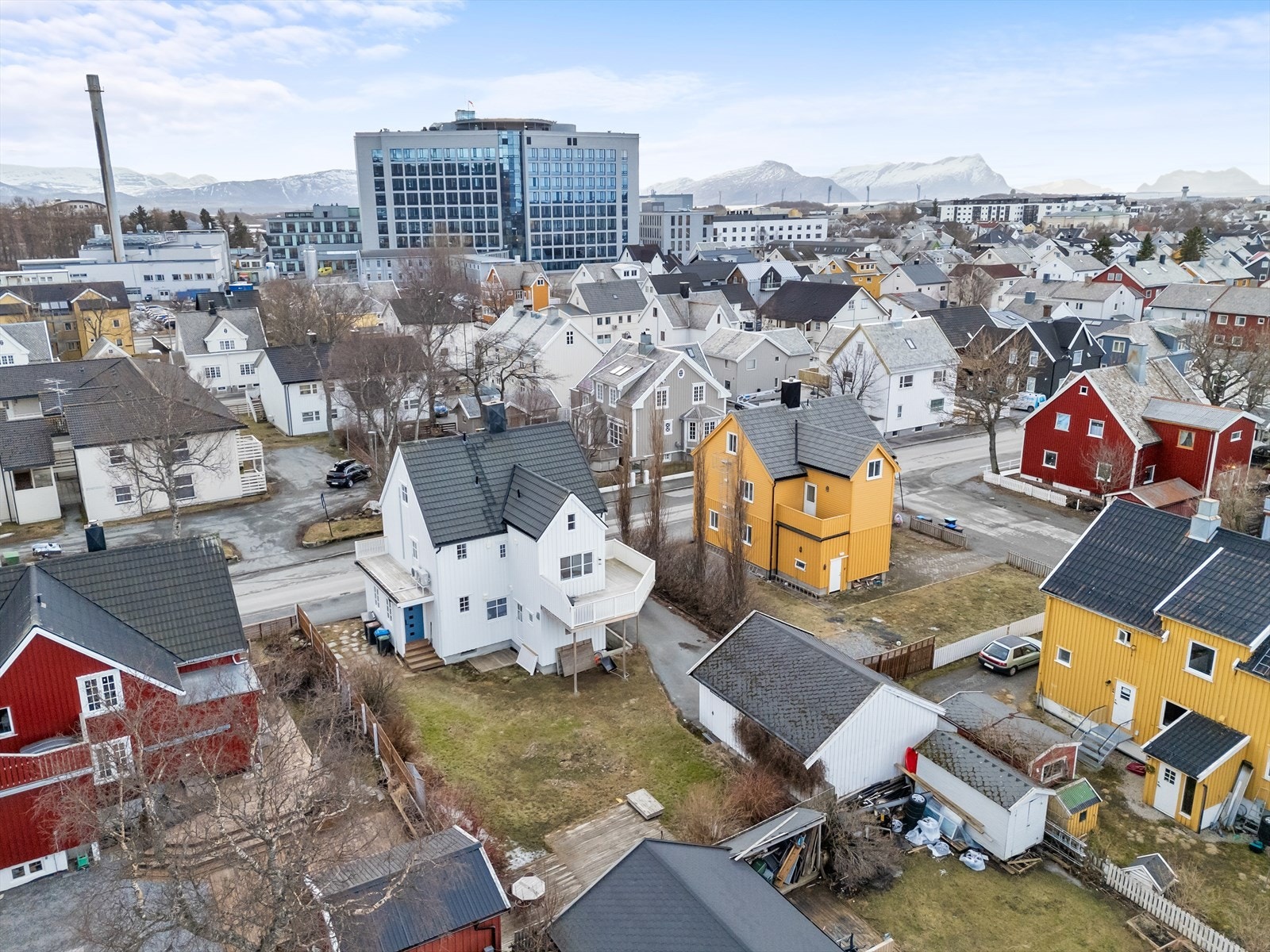 Boligen ble oppgradert utvendig i 2019/2020 med bl.a. ny bordkledning, etterisolert med 5 cm glava (veggplate 31), ny vindsperre, skiftet de fleste vinduer, to ytterdører og alle tre verandadører Galleribilde