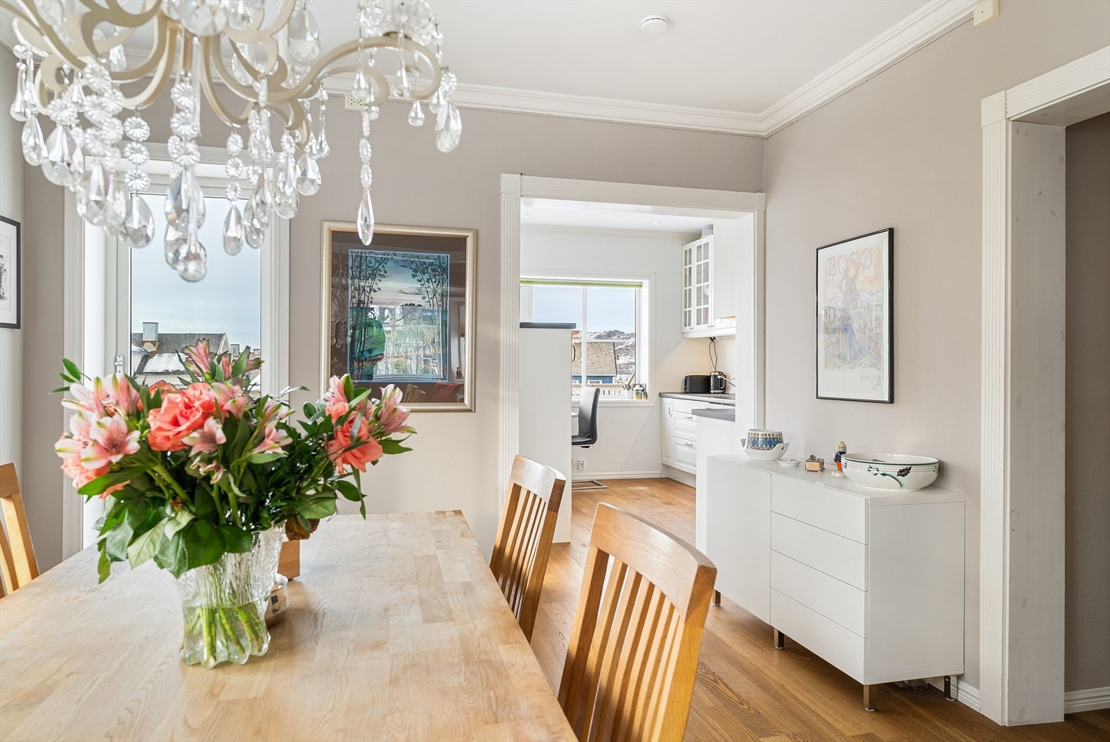 Kjøkkenet ligger fint plassert i delvis åpen løsning innenfor spisestuen Galleribilde