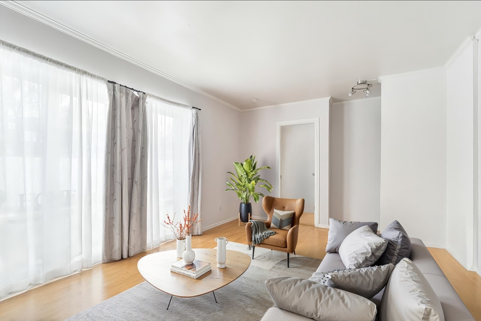 Leiligheten i 1. etasje består av entrè, gang, stue, kjøkken, to soverom, kontor, bad og bod - Praktisk planløsning som utnytter plasser godt Galleribilde