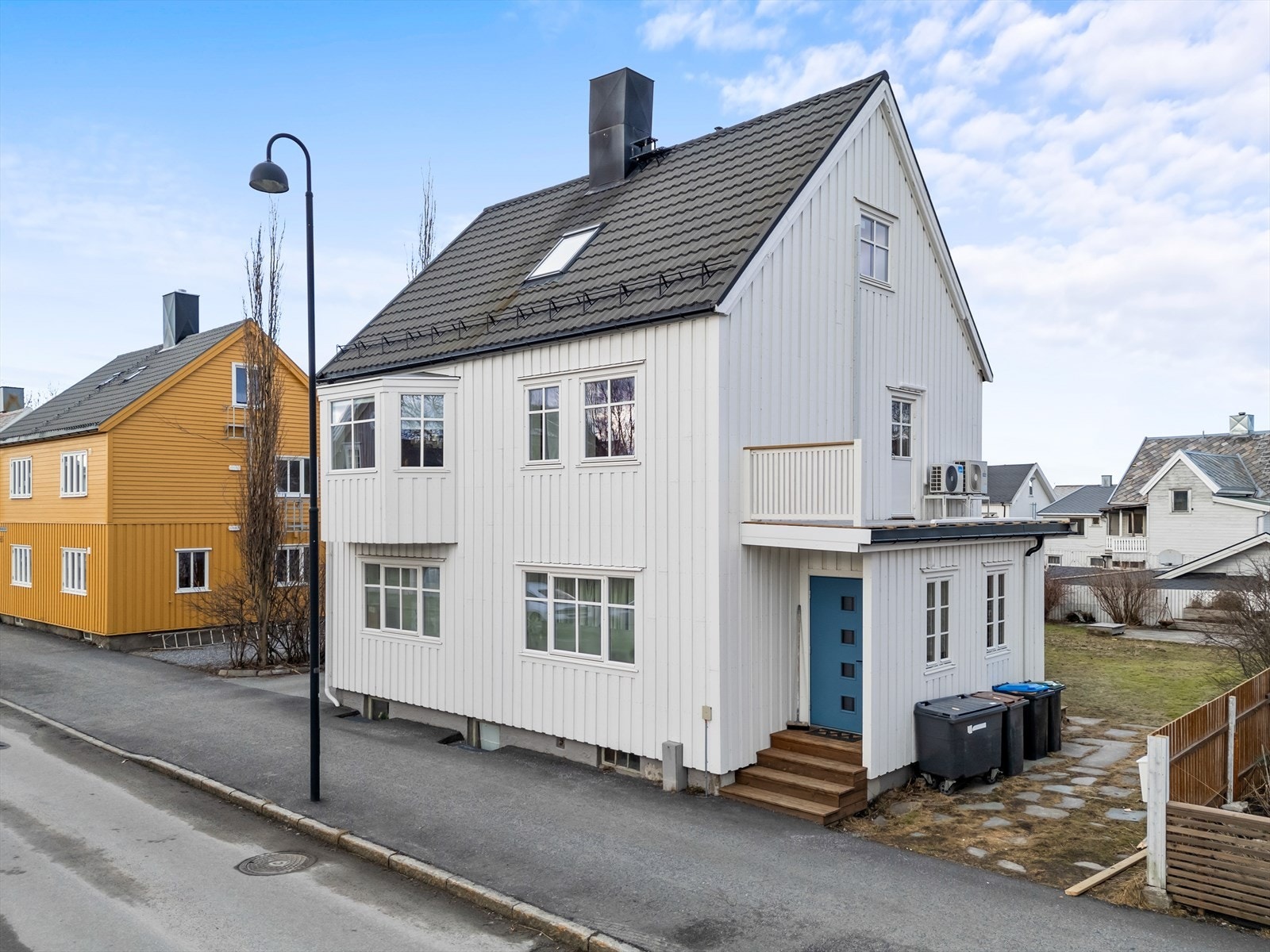 Fra eiendommen er det gangavstand til sentrum (10 min gange til torget) og nærhet til flotte Rensåsparken (4-5 min gange) Galleribilde