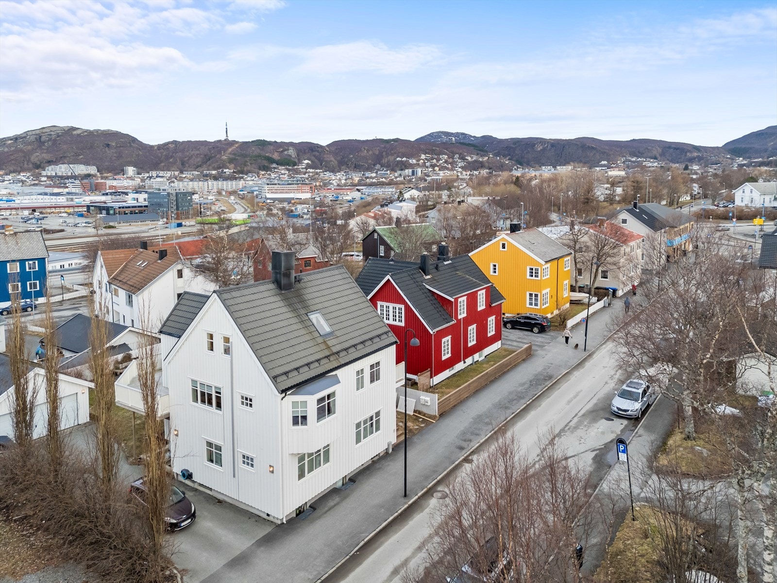 Boligen består av to leiligheter (1.etasje og 2.etasje + loft) - Med andre ord gode muligheter for både egen bruk og utleie Galleribilde