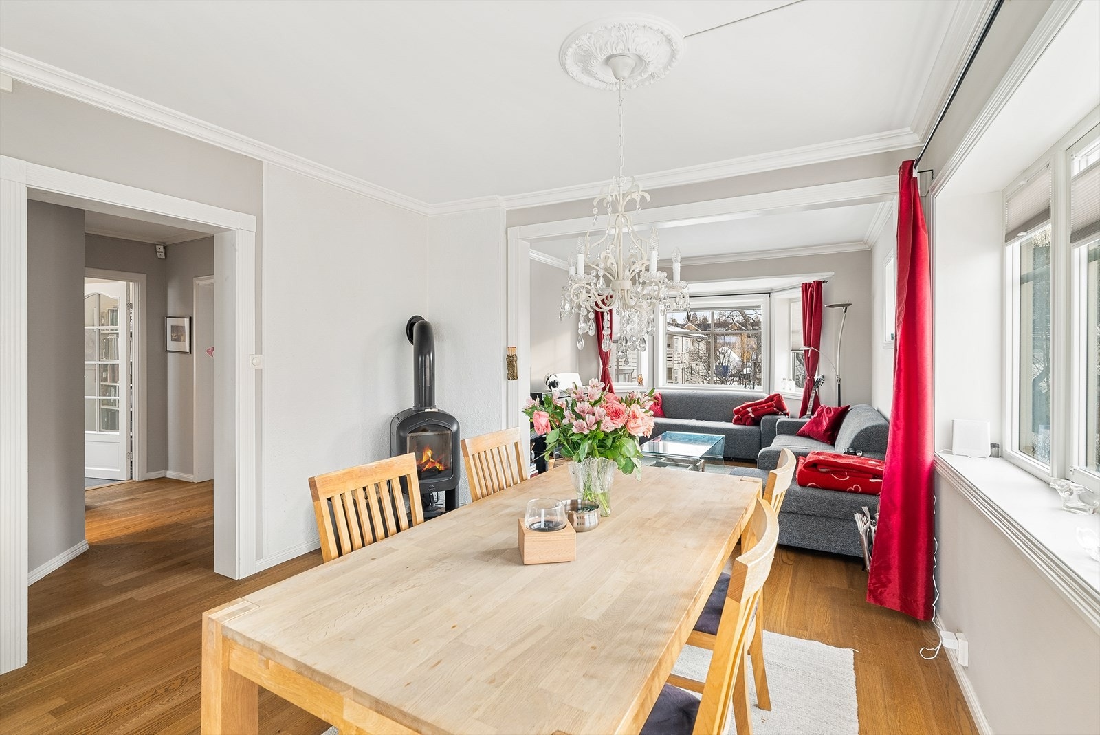 Ildstedet i spisestuen gir hygge og ikke minst rask oppvarming på kalde dager - I tillegg er det varmepumpe for mer stabil varme Galleribilde