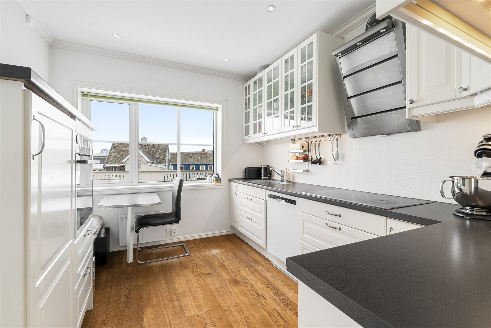 Hvitevarene på kjøkkenet medfølger og består av oppvaskmaskin, integrert stekeovn, integrert koketopp og integrert kjøleskap Galleribilde