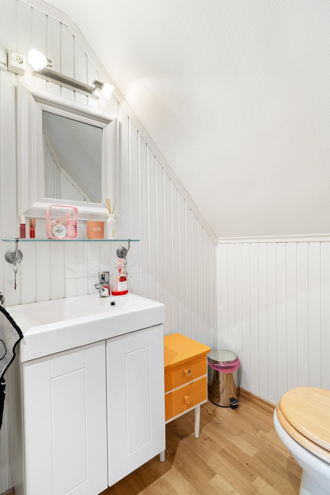 I tillegg finner du toalettrom i loftsetasjen med wc og servantinnredning Galleribilde