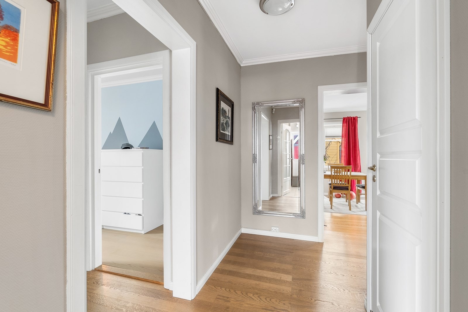 Leiligheten i 2. etasje består av entrè/gang, to soverom, bad, stue, spisestue og kjøkken. I tillegg er det loft med tre soverom og toalettrom Galleribilde