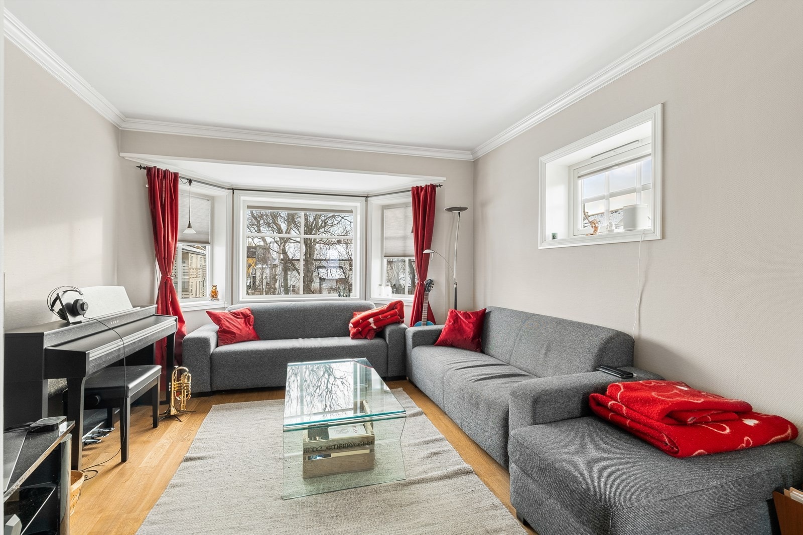 TV-stuen gir deg god plass til stor sofa med tilhørende møblement Galleribilde