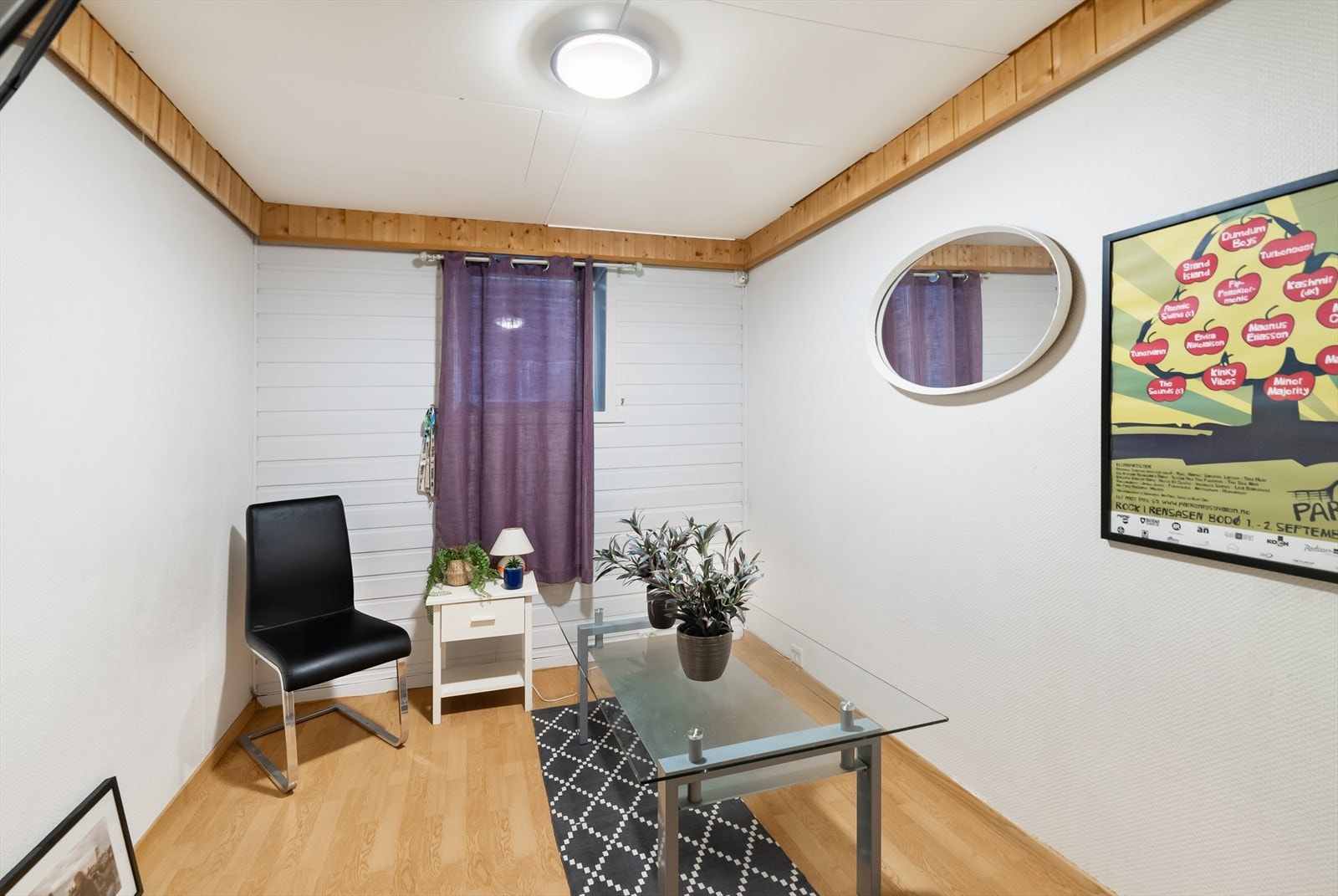 Kjelleretasjen består av gang, bad, vaskekjeller og flere boder - Bodene er innredet til oppholdsrom med bl.a. soverom og kjøkken (ikke godkjent og selger har fått pålegg fra kommunen om at kjeller ikke kan benyttes til oppholdsrom) Galleribilde