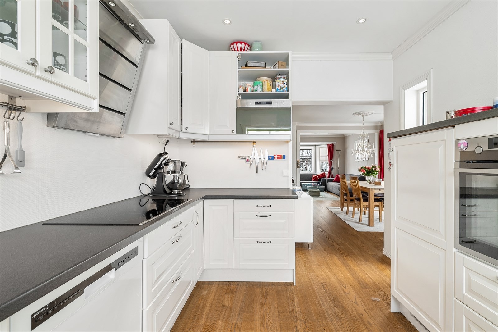 Kjøkkenet har en stilren innredning fra Ikea (2011) med profilerte hvite fronter og benkeplate i laminat Galleribilde