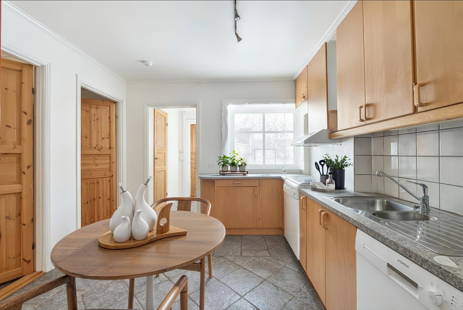 Kjøkkenet har flislagt gulv, og kjøkkeninnredning med glatte fronter og benkeplate i laminat - Oppvaskmaskin og komfyr medfølger Galleribilde